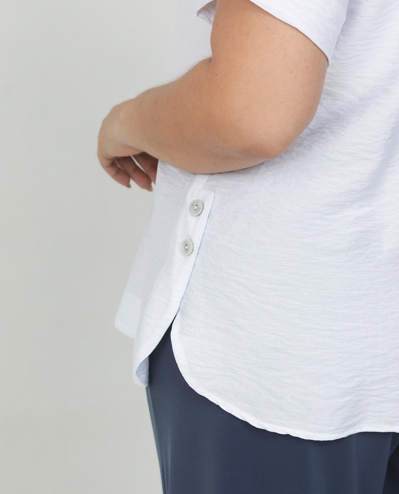 BLUSA MANGA CORTA TALLAS GRANDES CON MONTE EN COSTADOS CON BOTONES Adrissa | Ropa para mujer Blusas