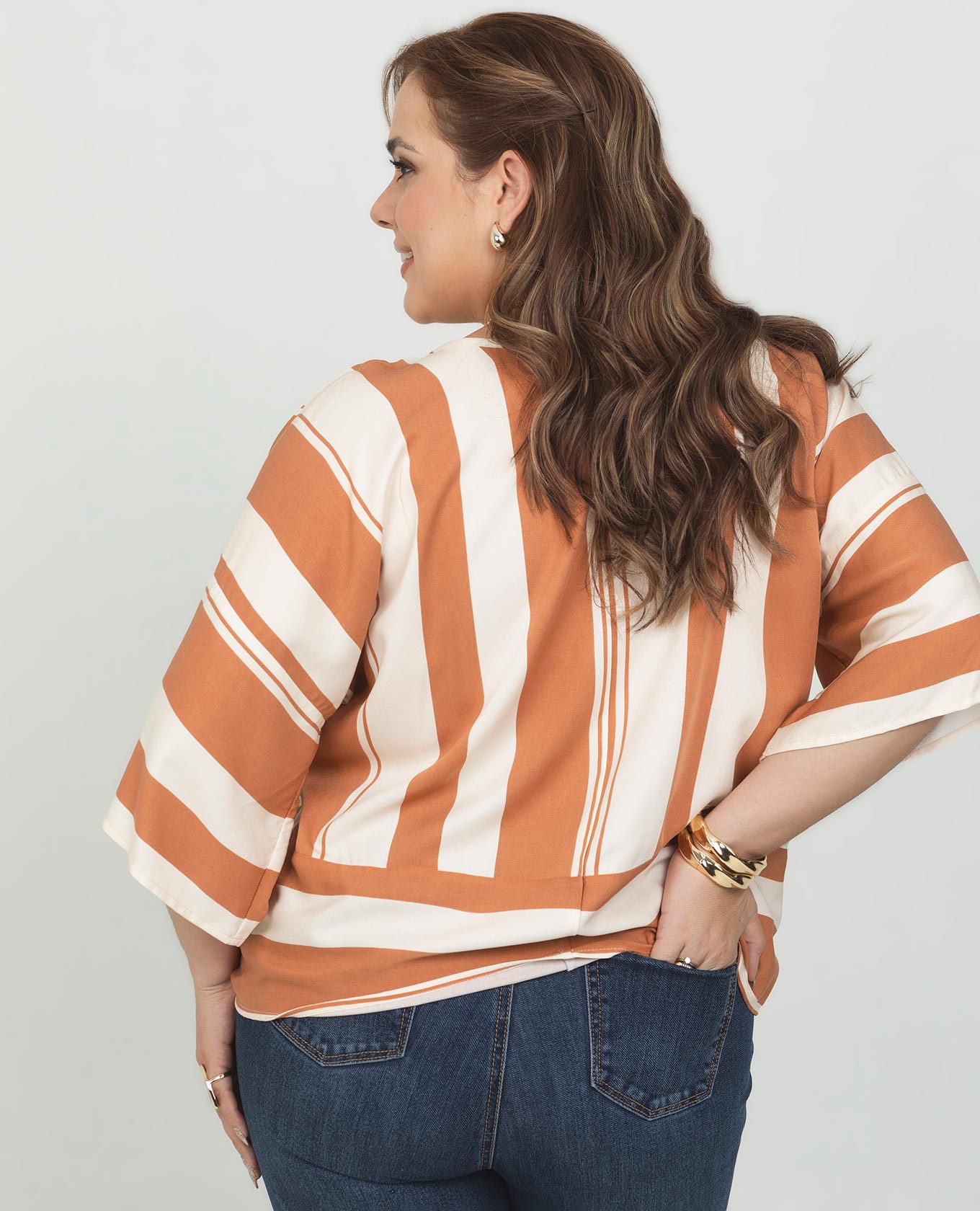 CAMISA RAYAS TALLAS GRANDES SILUETA CUADRADA CORTA CON CORTE EN JUEGO DE RAYAS Adrissa | Ropa para mujer Blusas