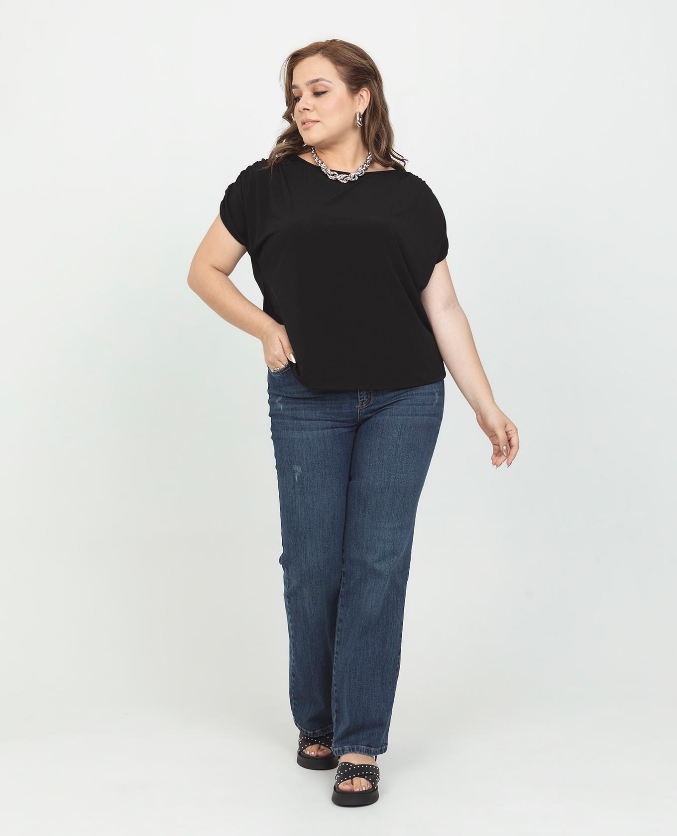 CAMISETA NEGRA TALLAS GRANDES MANGA CORTA CON HOMBRO RODADO Y RECOGIDO EN HOMBRO Adrissa