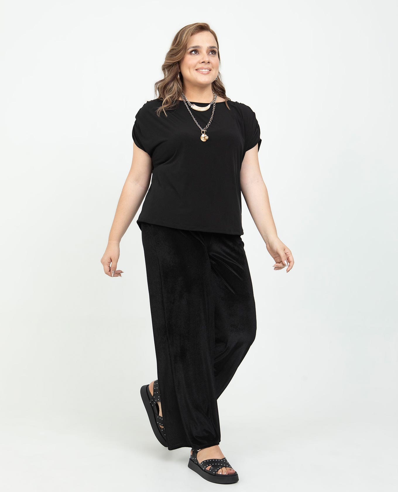 CAMISETA NEGRA TALLAS GRANDES MANGA CORTA CON HOMBRO RODADO Y RECOGIDO EN HOMBRO Adrissa