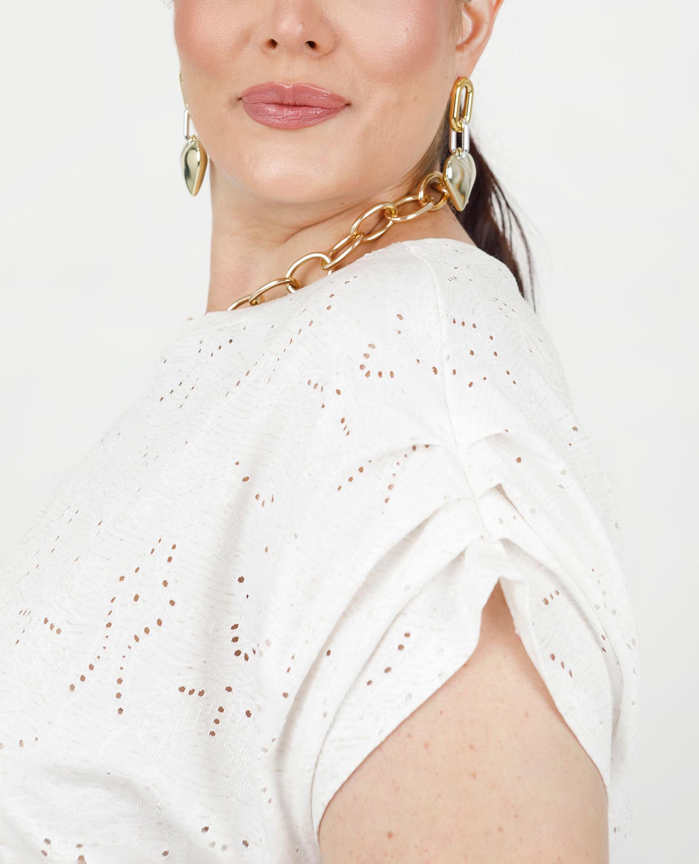 CAMISETA CUELLO REDONDO TALLAS GRANDES MANGA RODADA CON PRENSES EFECTO OJALILLO Adrissa | Ropa para mujer