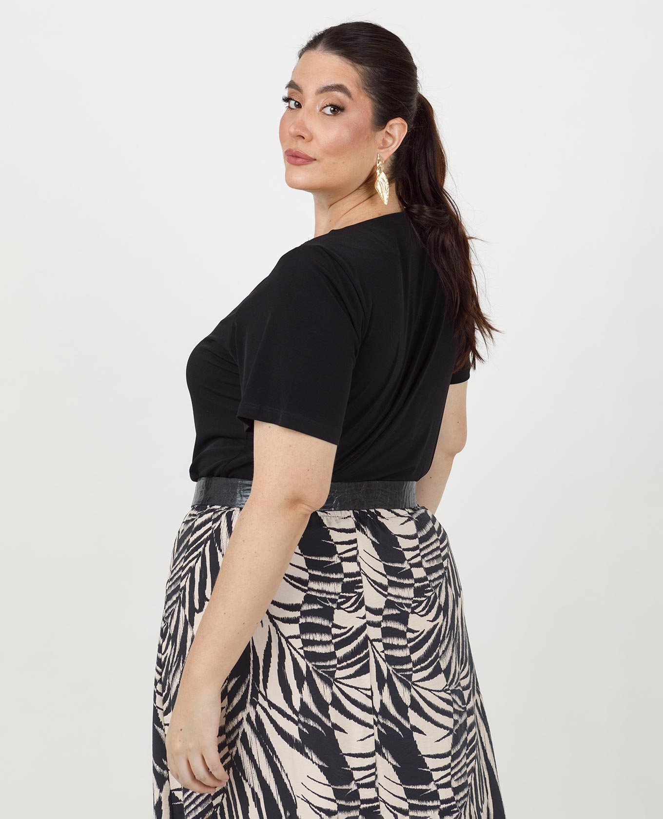 CAMISETA NEGRA TALLAS GRANDES MANGA CORTA ESCOTE CON FALSO