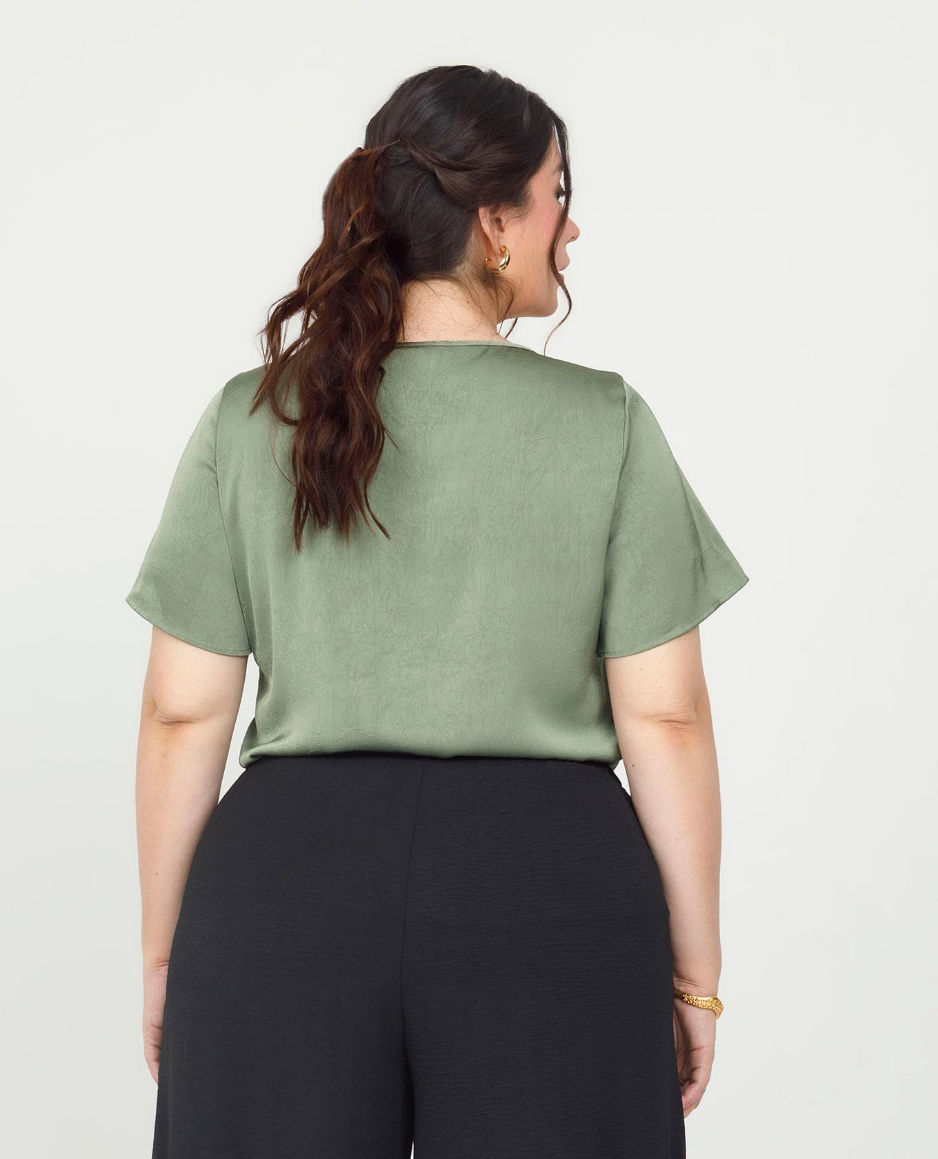 BLUSA MANGA CORTA TALLAS GRANDES EN TELA SATINADA CON EFECTO Y BOTONES DORADOS Adrissa | Ropa para mujer Blusas