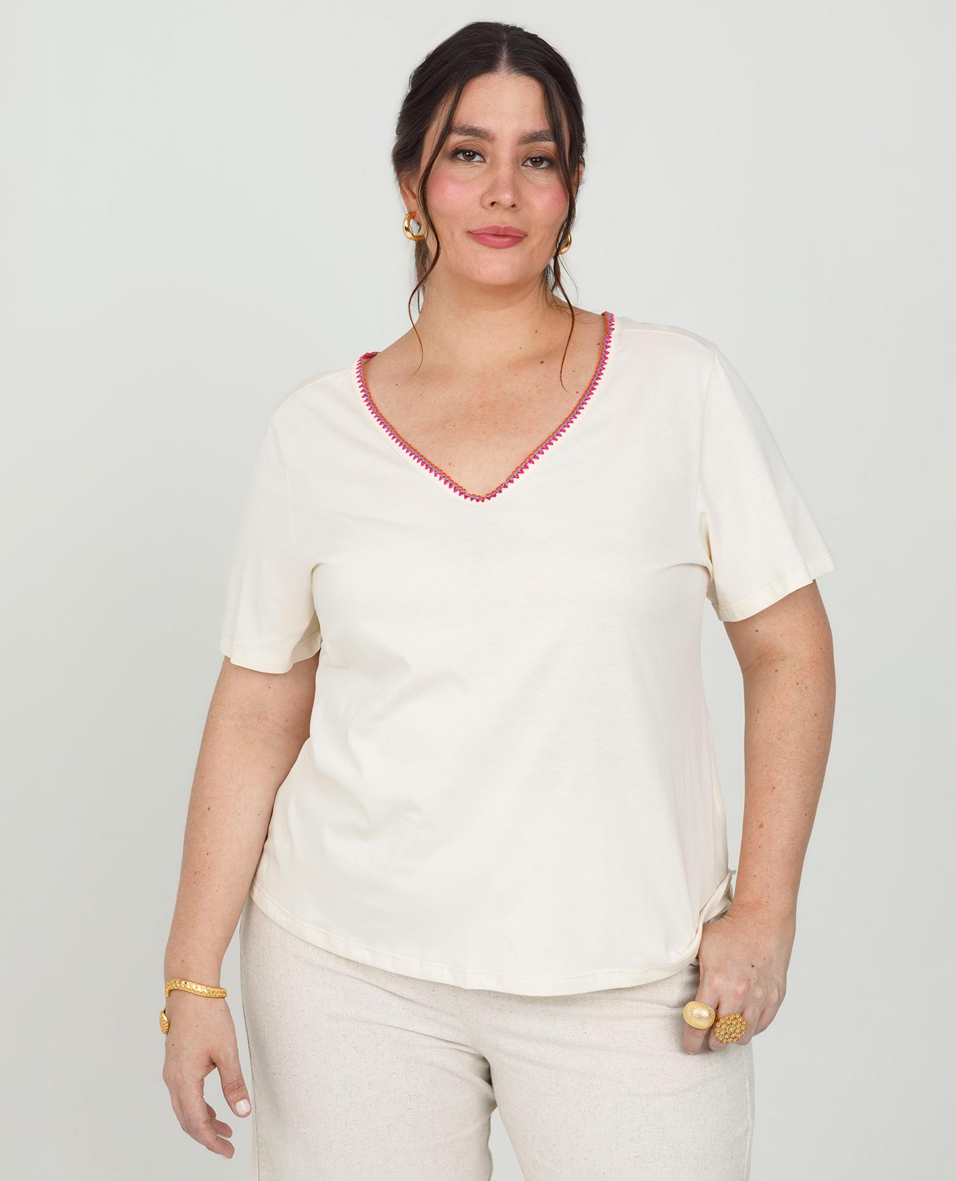 CAMISETA ESCOTE V TALLAS GRANDES CON PUNTADA ARTESANAL EN ALGODON MANGA CORTA Adrissa | Ropa para mujer Blusas