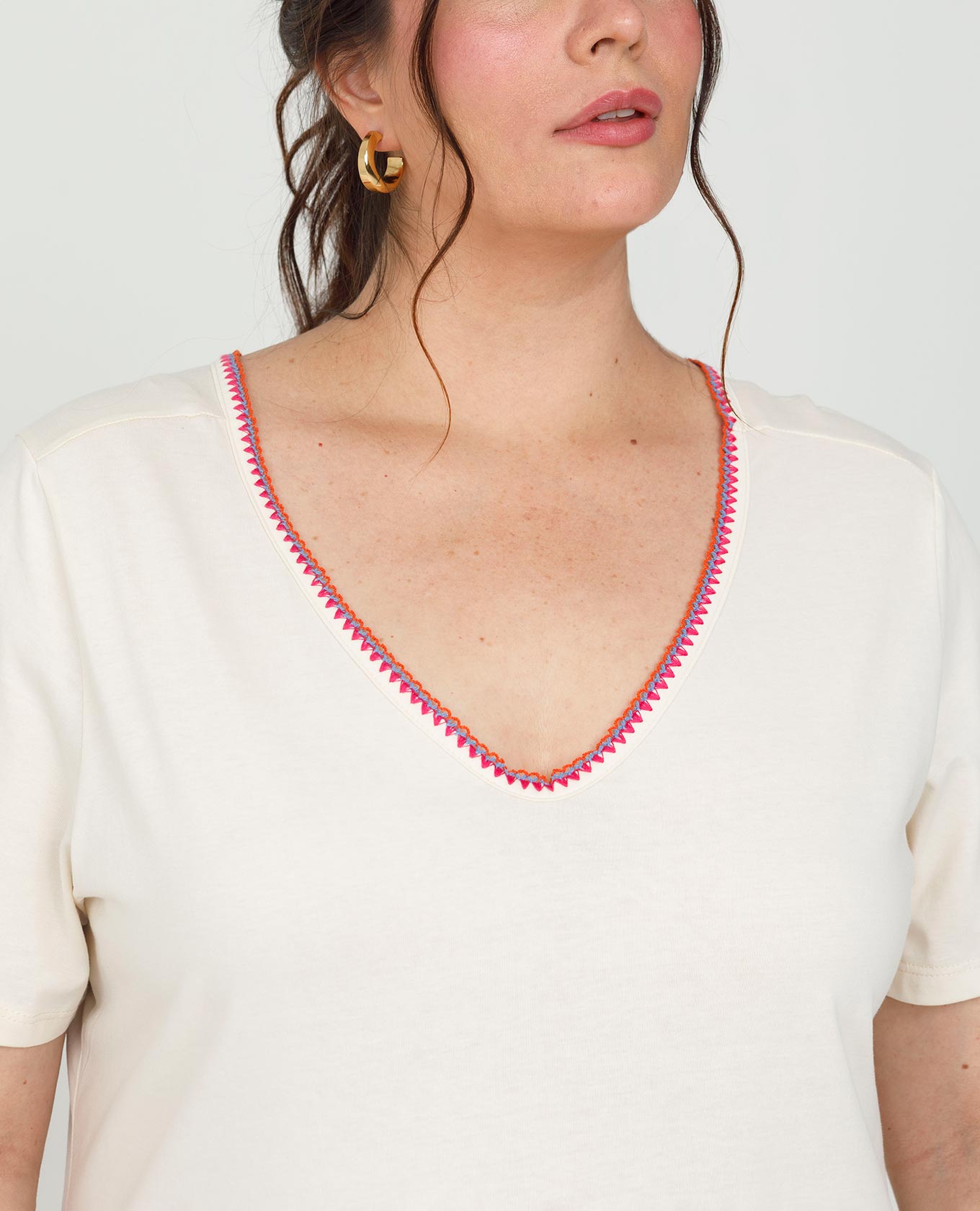 CAMISETA ESCOTE V TALLAS GRANDES CON PUNTADA ARTESANAL EN ALGODON MANGA CORTA Adrissa | Ropa para mujer Blusas