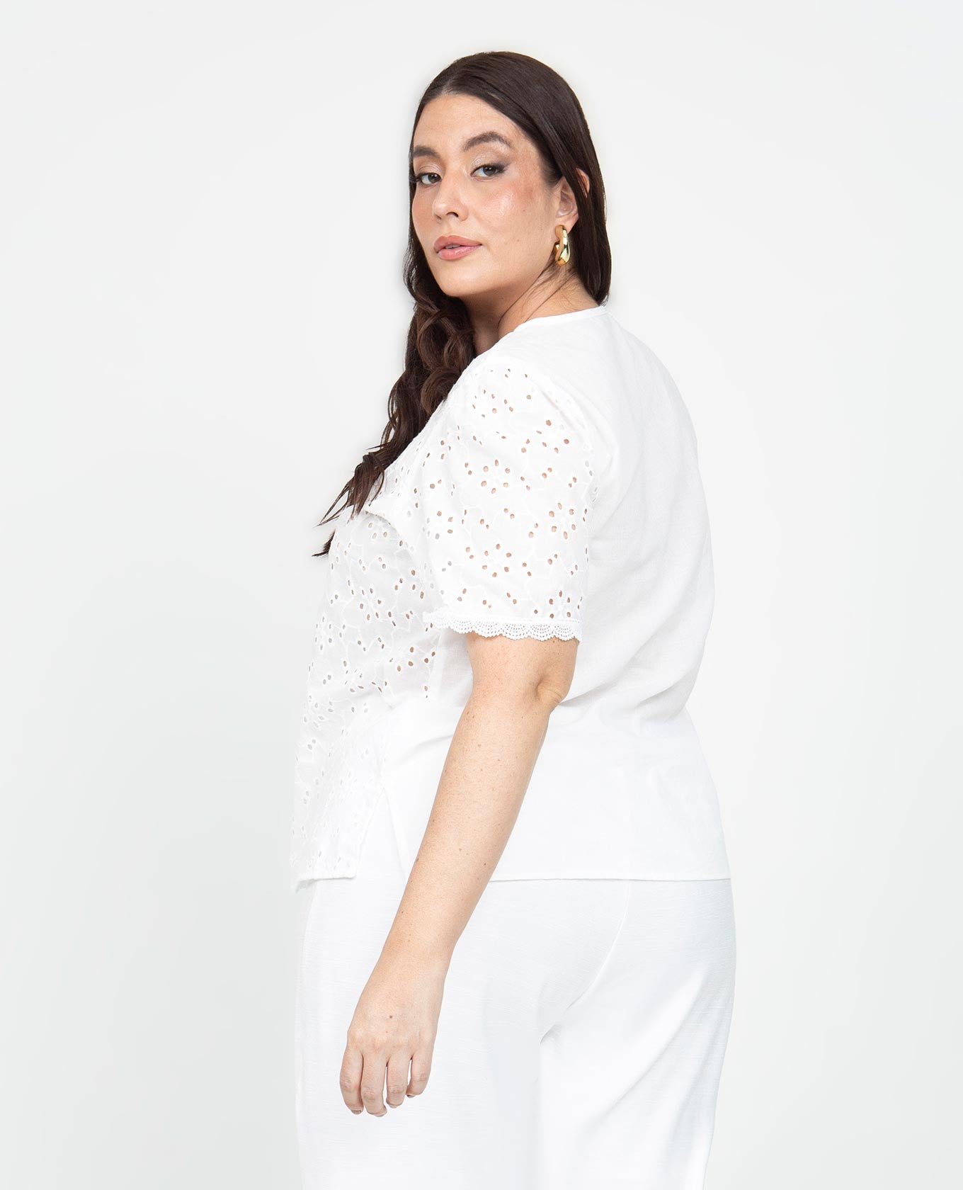 BLUSA MANGA CORTA TALLAS GRANDES EN MEZCLA CON OJALILLO MANGAS CON APLIQUE