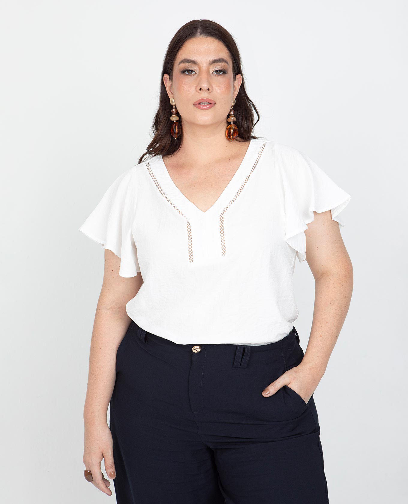BLUSA ESCOTE V TALLAS GRANDES CON ENTRE DOS Y MANGA CORTA CON VUELO Adrissa | Ropa para mujer Blusas