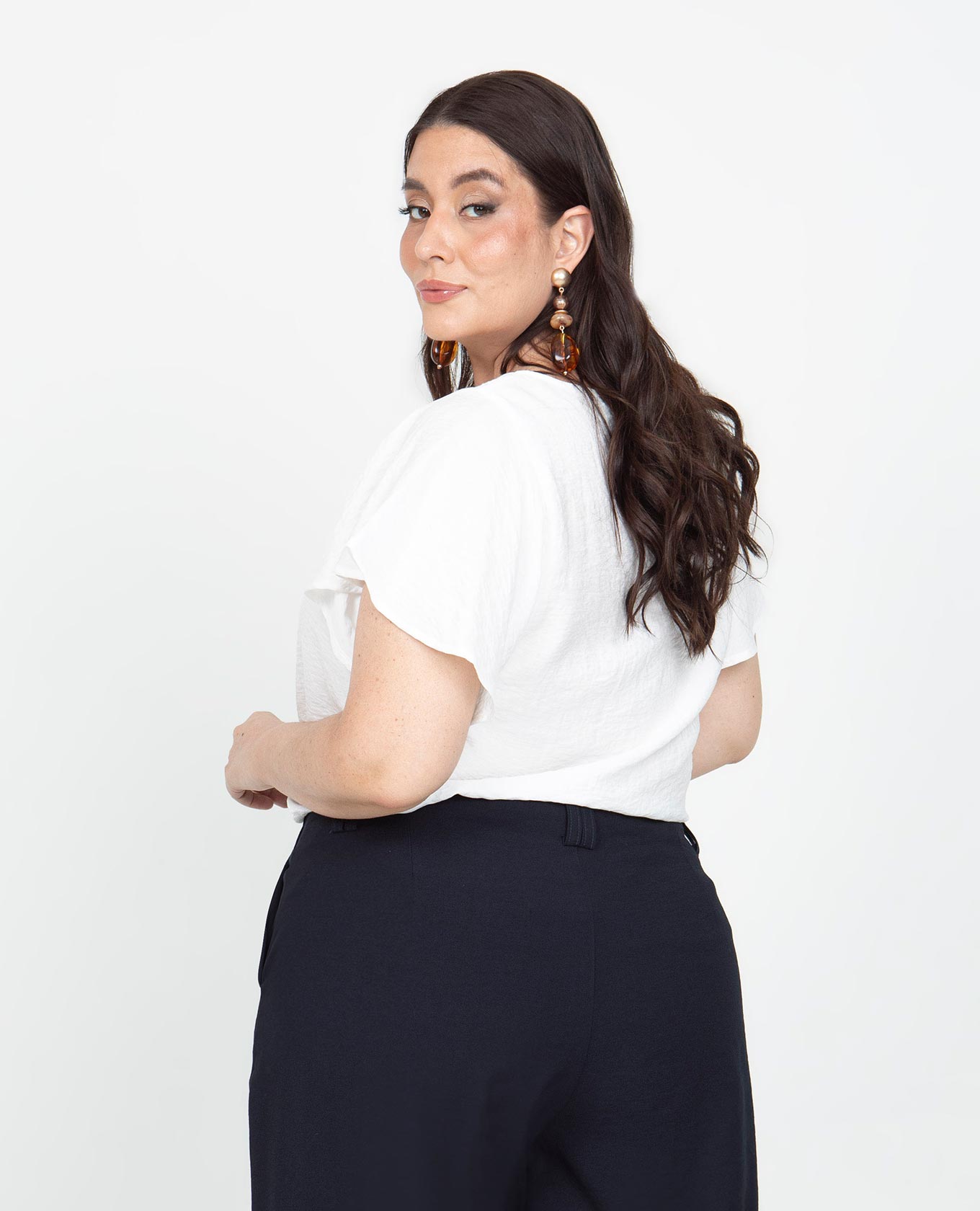 BLUSA ESCOTE V TALLAS GRANDES CON ENTRE DOS Y MANGA CORTA CON VUELO Adrissa | Ropa para mujer Blusas