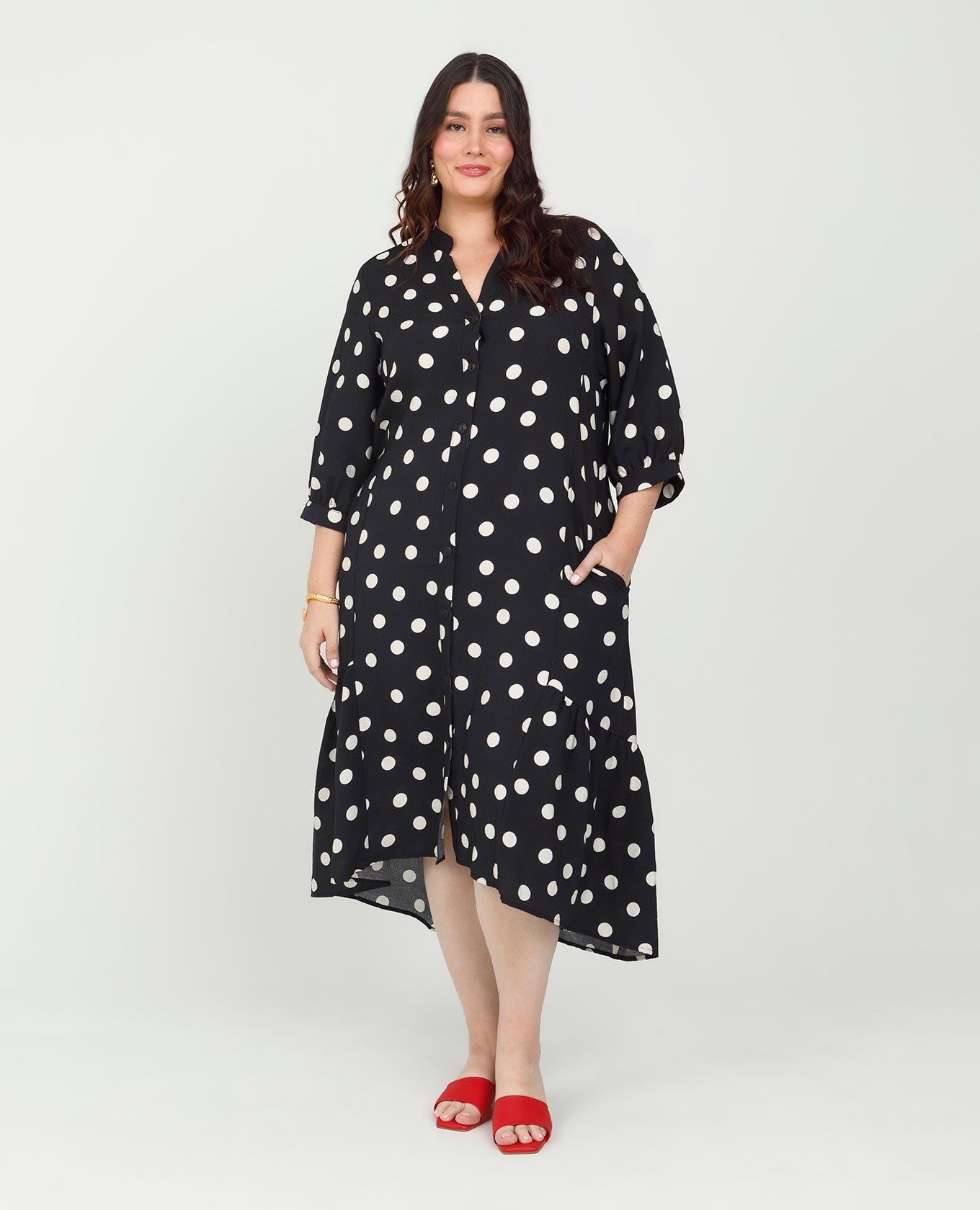 VESTIDO LUNARES TALLAS GRANDES CAMISERO CON CUELLO NERU Y RUEDO ASIMÉTRICO Adrissa | Ropa para mujer Vestidos