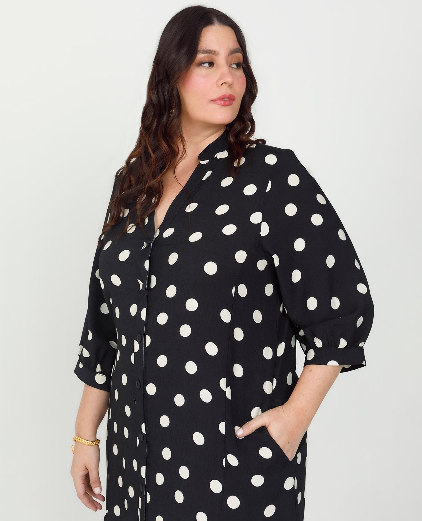 VESTIDO LUNARES TALLAS GRANDES CAMISERO CON CUELLO NERU Y RUEDO ASIMÉTRICO