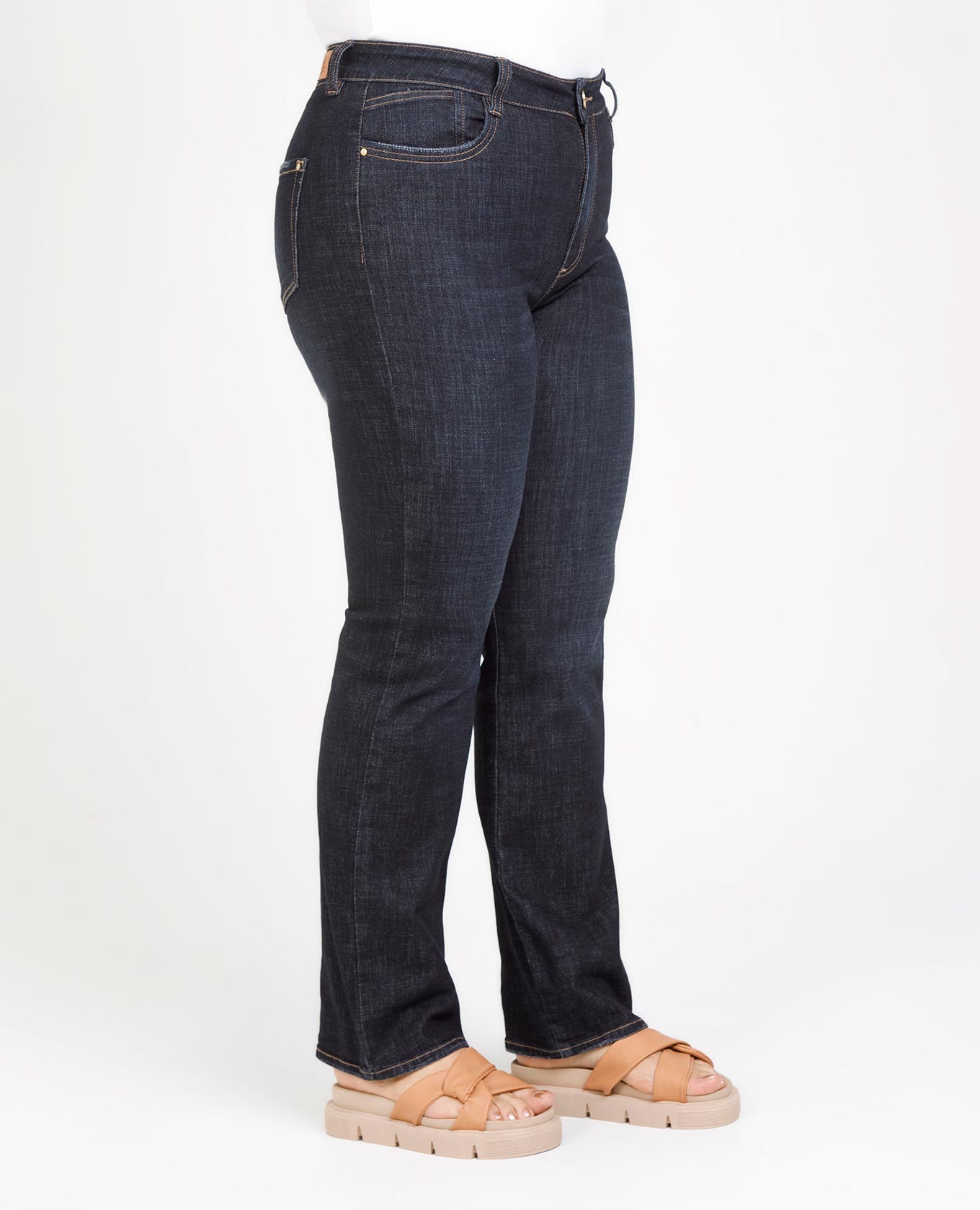 JEAN REGULAR TALLAS GRANDES TONO OSCURO COSTURAS EN CONTRASTE CINCO BOLSILLOS Adrissa | Ropa para mujer