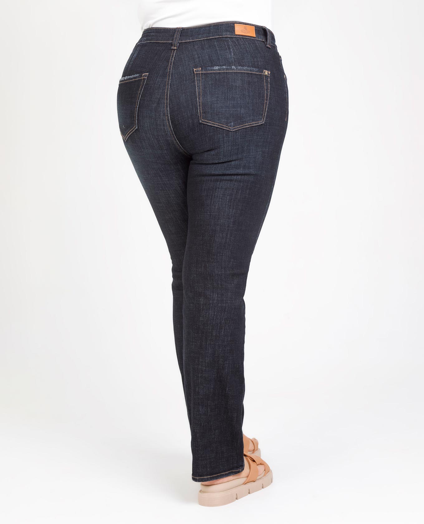 JEAN REGULAR TALLAS GRANDES TONO OSCURO COSTURAS EN CONTRASTE CINCO BOLSILLOS Adrissa | Ropa para mujer