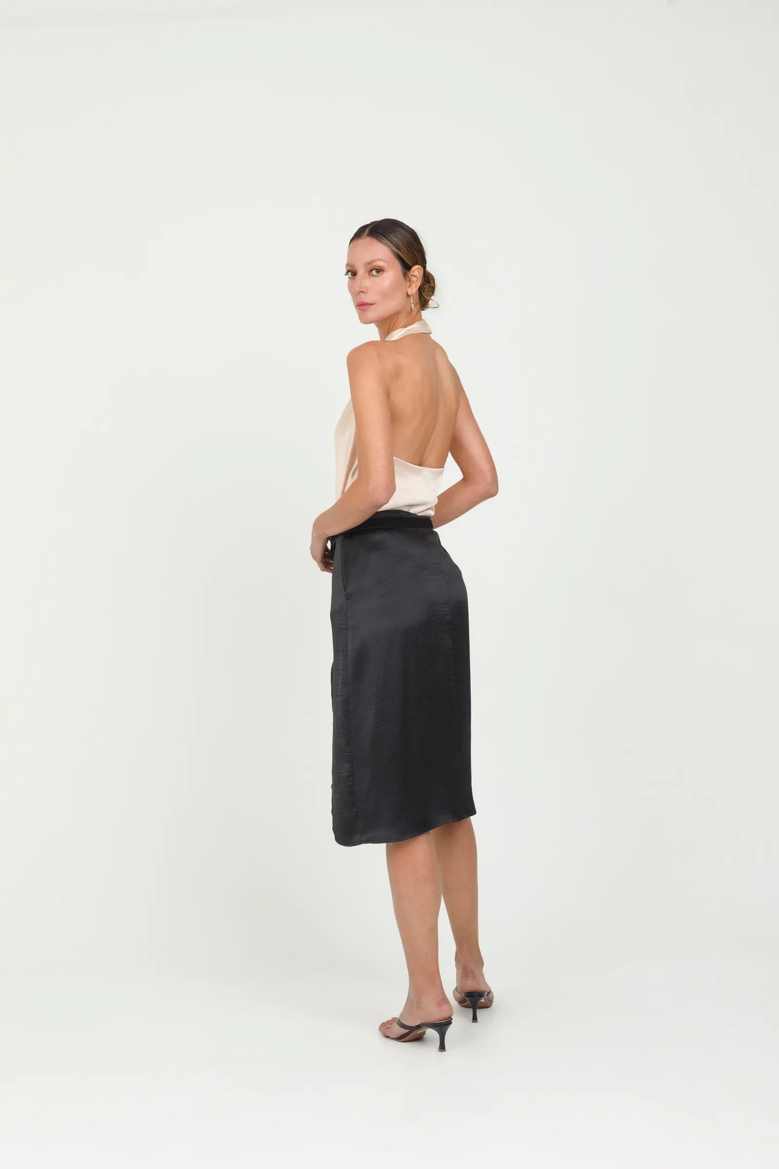 FALDA SATINADA PARA MUJER CORTA CON ABERTURA EN LATERAL Adrissa | Ropa para mujer Faldas