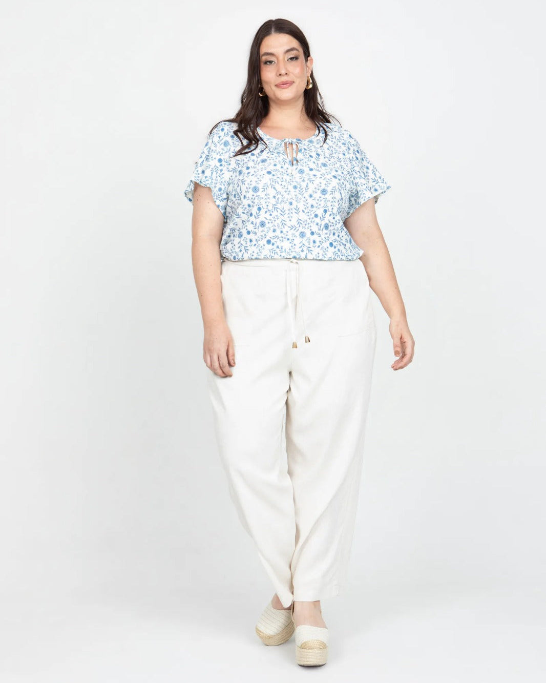 BLUSA ESTAMPADA TALLAS GRANDES MANGA CORTA CON VUELO Y ANIUDADO EN ESCOTE 16 IVORY Adrissa | Ropa para mujer Blusas