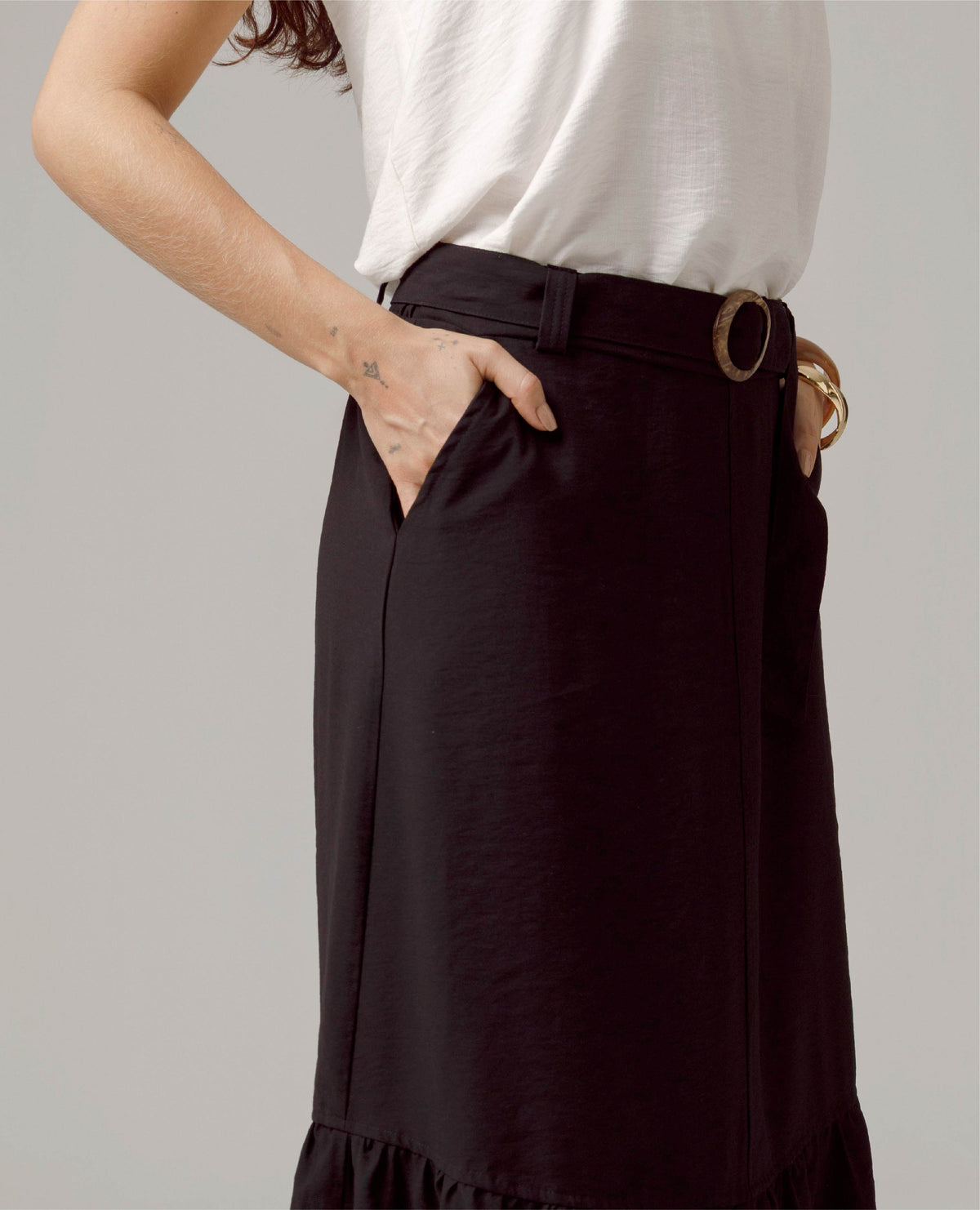 FALDA NEGRA PARA MUJER LARGA CON CINTURON Y ELASTICO EN PRETINA TRASERA Adrissa | Ropa para mujer Faldas
