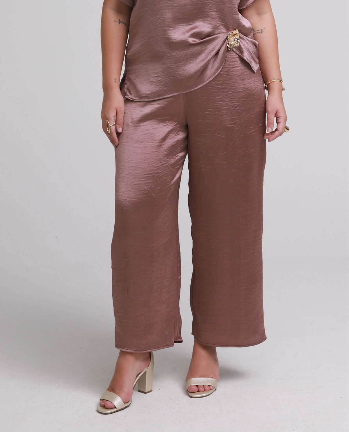 PANTALON RECTO TALLAS GRANDES CINTURA CON ELASTICO EN POSTERIOR EN TELA SATINADA Adrissa | Ropa para mujer Pantalones