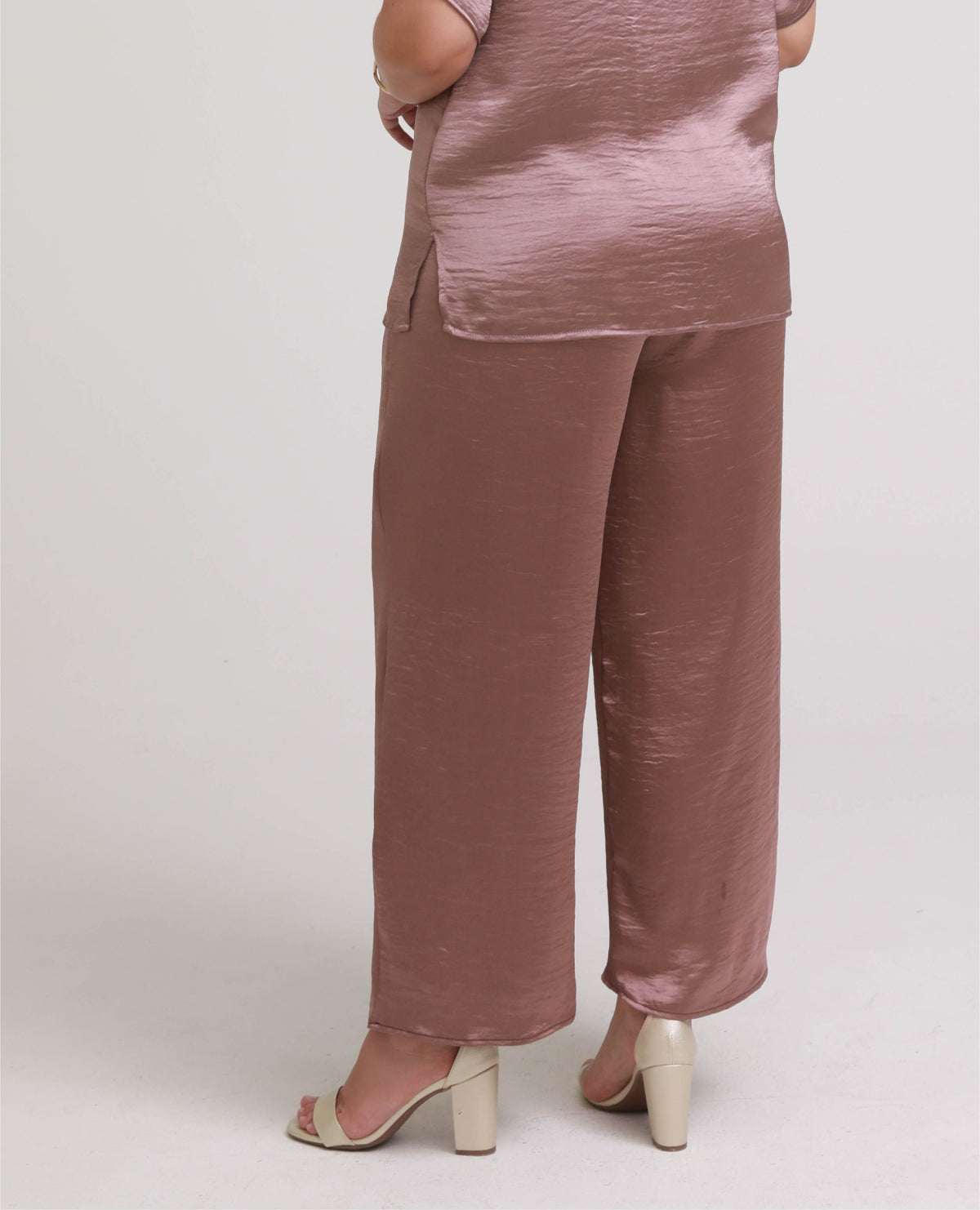 PANTALON RECTO TALLAS GRANDES CINTURA CON ELASTICO EN POSTERIOR EN TELA SATINADA Adrissa | Ropa para mujer Pantalones