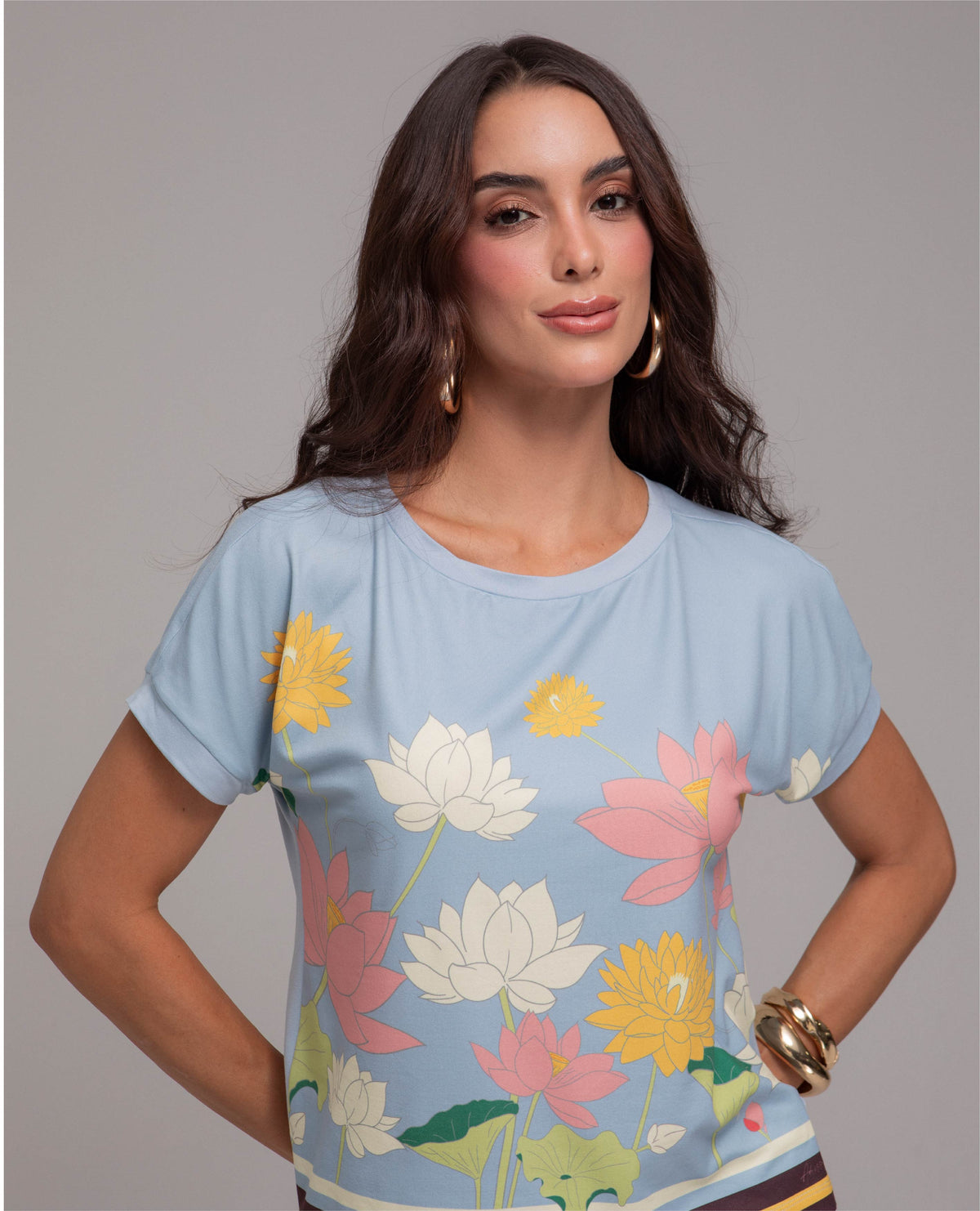 CAMISETA MANGA CORTA PARA MUJER ESTAMPADO EXCLUSIVO EN FRENTE MANGA RODADA