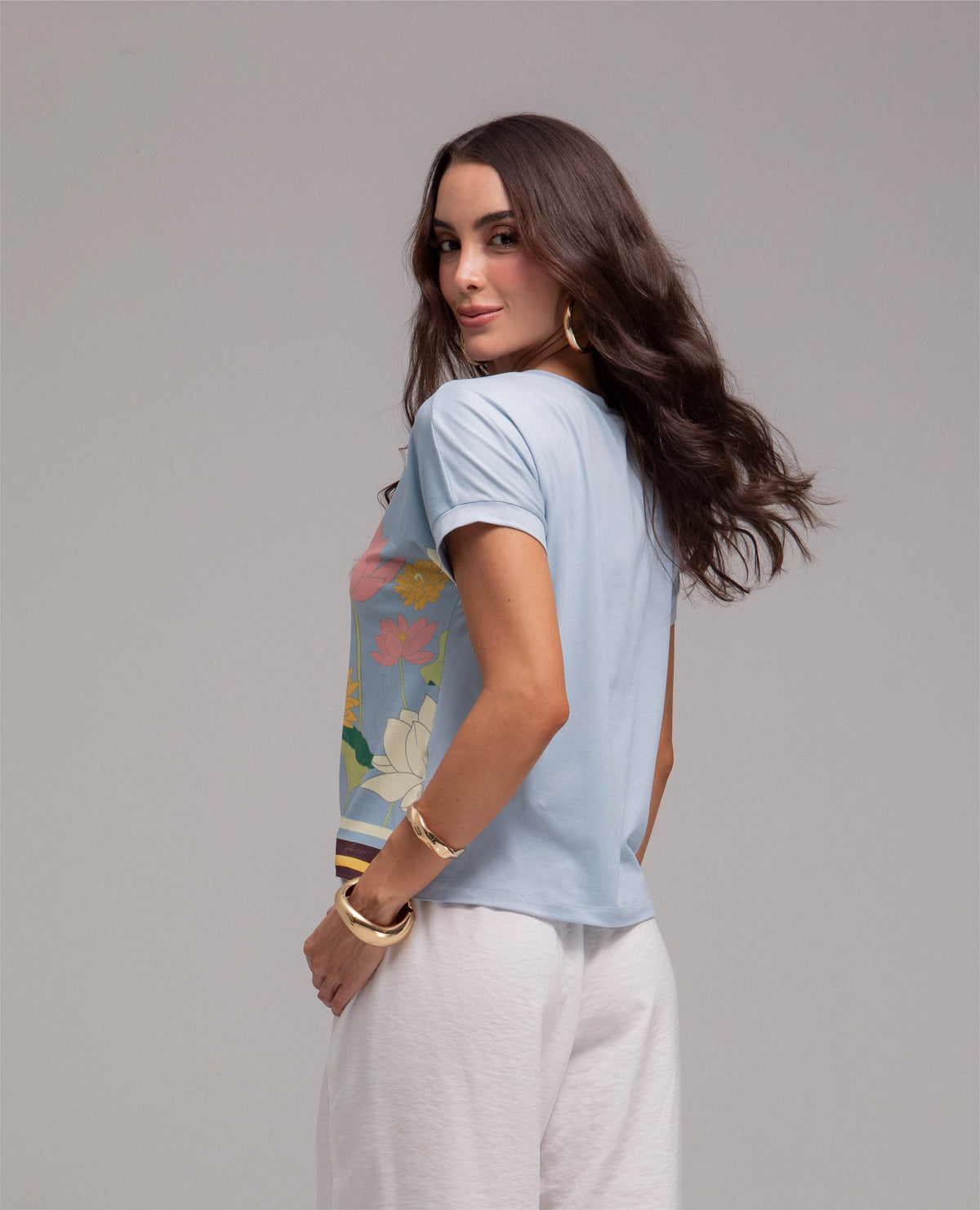 CAMISETA MANGA CORTA PARA MUJER ESTAMPADO EXCLUSIVO EN FRENTE MANGA RODADA