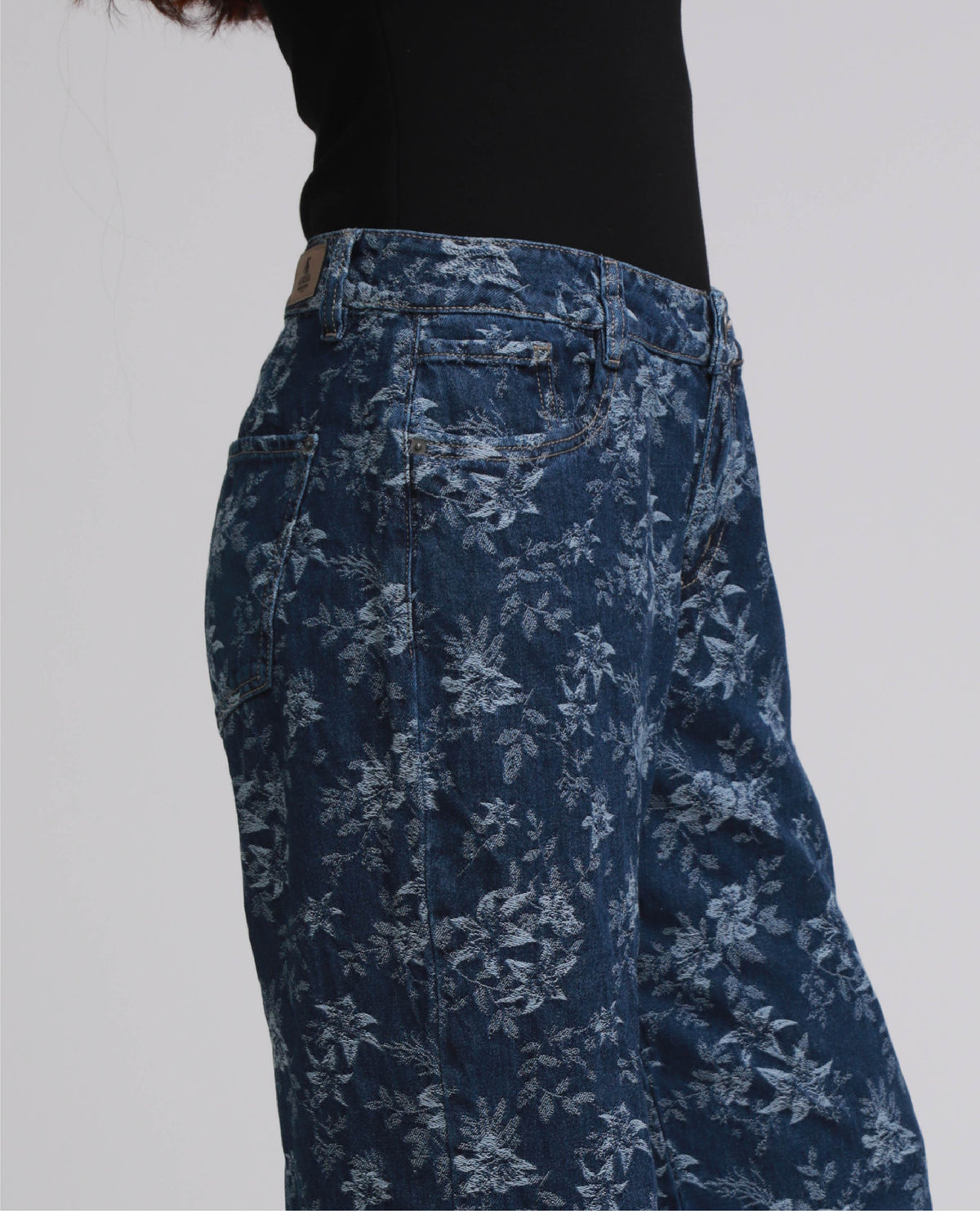 JEAN REGULAR PARA MUJER EN JACQUARD FLORAL CINCO BOLSILLOS Adrissa | Ropa para mujer Jeans