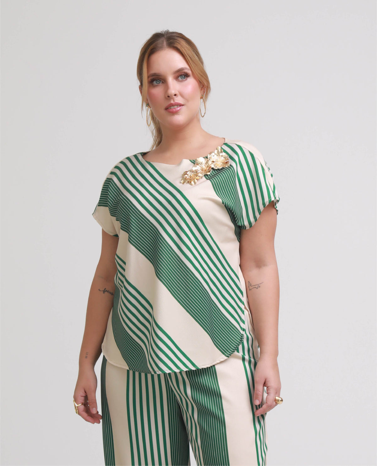 BLUSA MANGA CORTA PARA MUJER CON JUEGO DE RAYAS MANGA RODADA Adrissa | Ropa para mujer Blusas