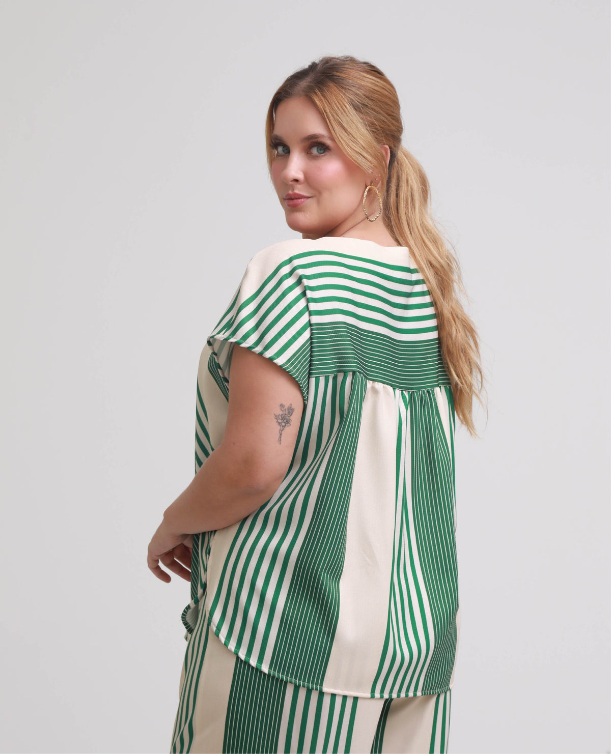 BLUSA MANGA CORTA PARA MUJER CON JUEGO DE RAYAS MANGA RODADA Adrissa | Ropa para mujer Blusas