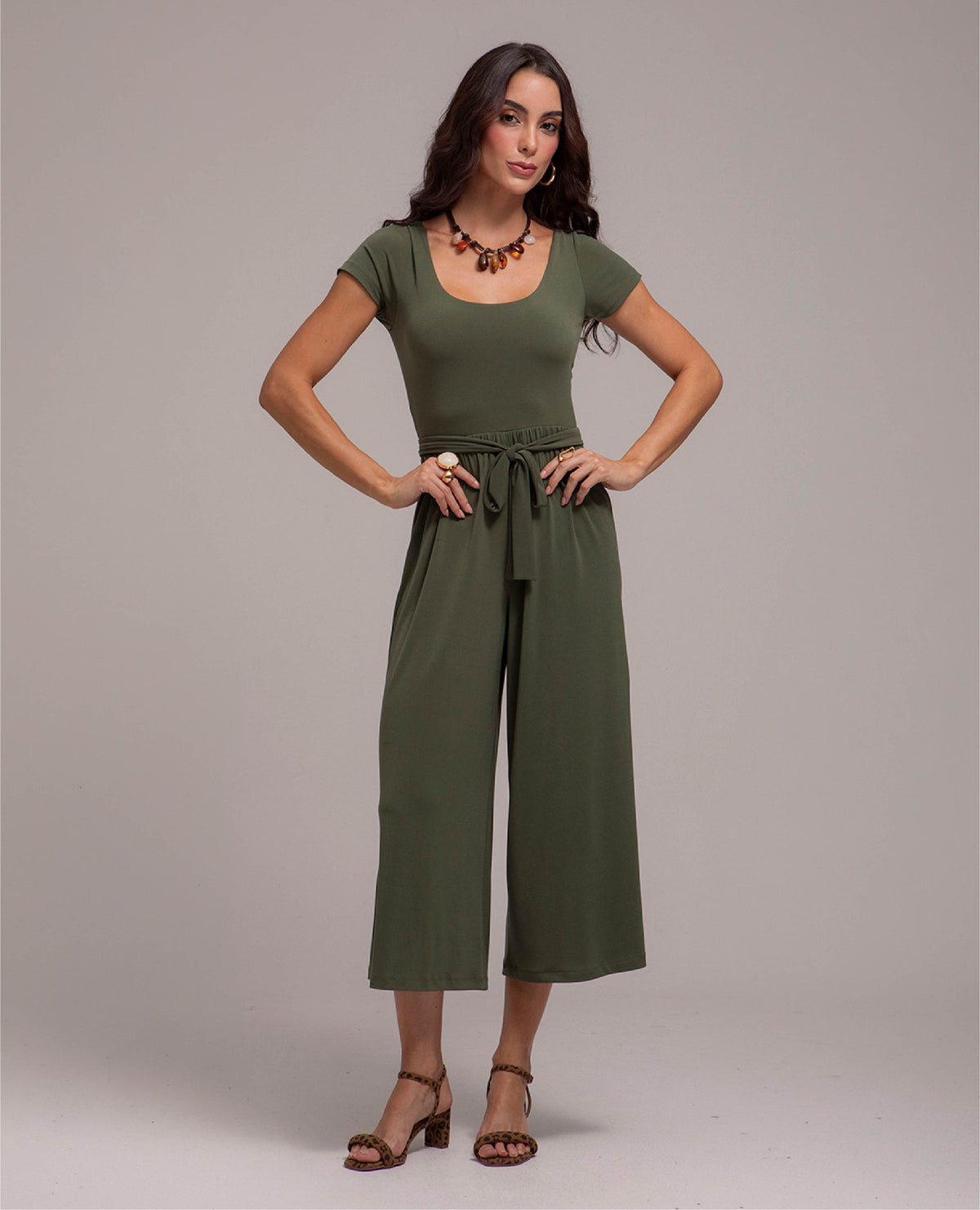 ENTERIZO EN TEJIDO DE PUNTO PARA MUJER CON PANTALON CORTO ESCOTE MANGA CORTA Adrissa | Ropa para mujer Pantalones