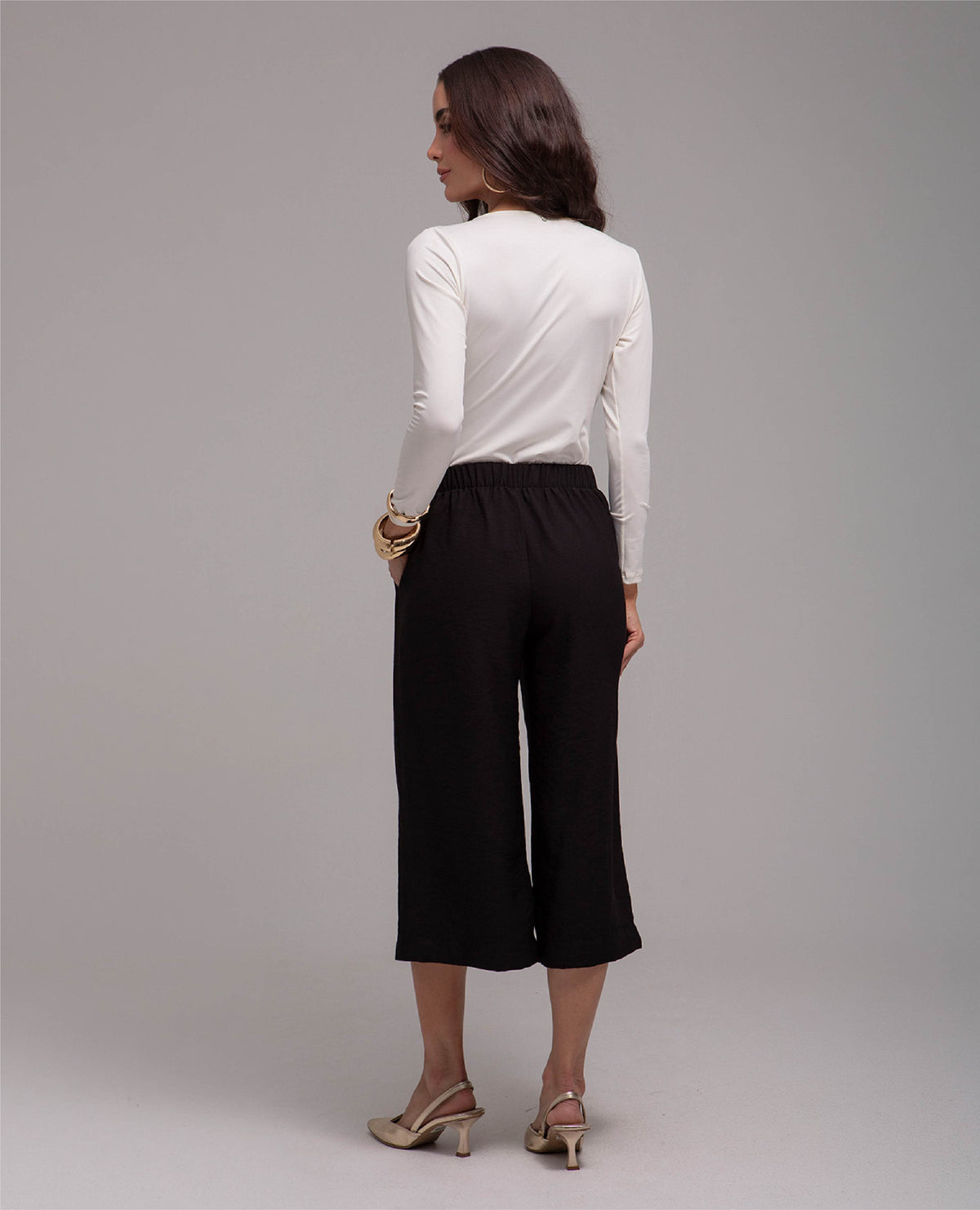 PANTALON CULOTTE PARA MUJER NEGRO CON PRENSES Y HEBILLA EN CONTRASTE Adrissa | Ropa para mujer Pantalones