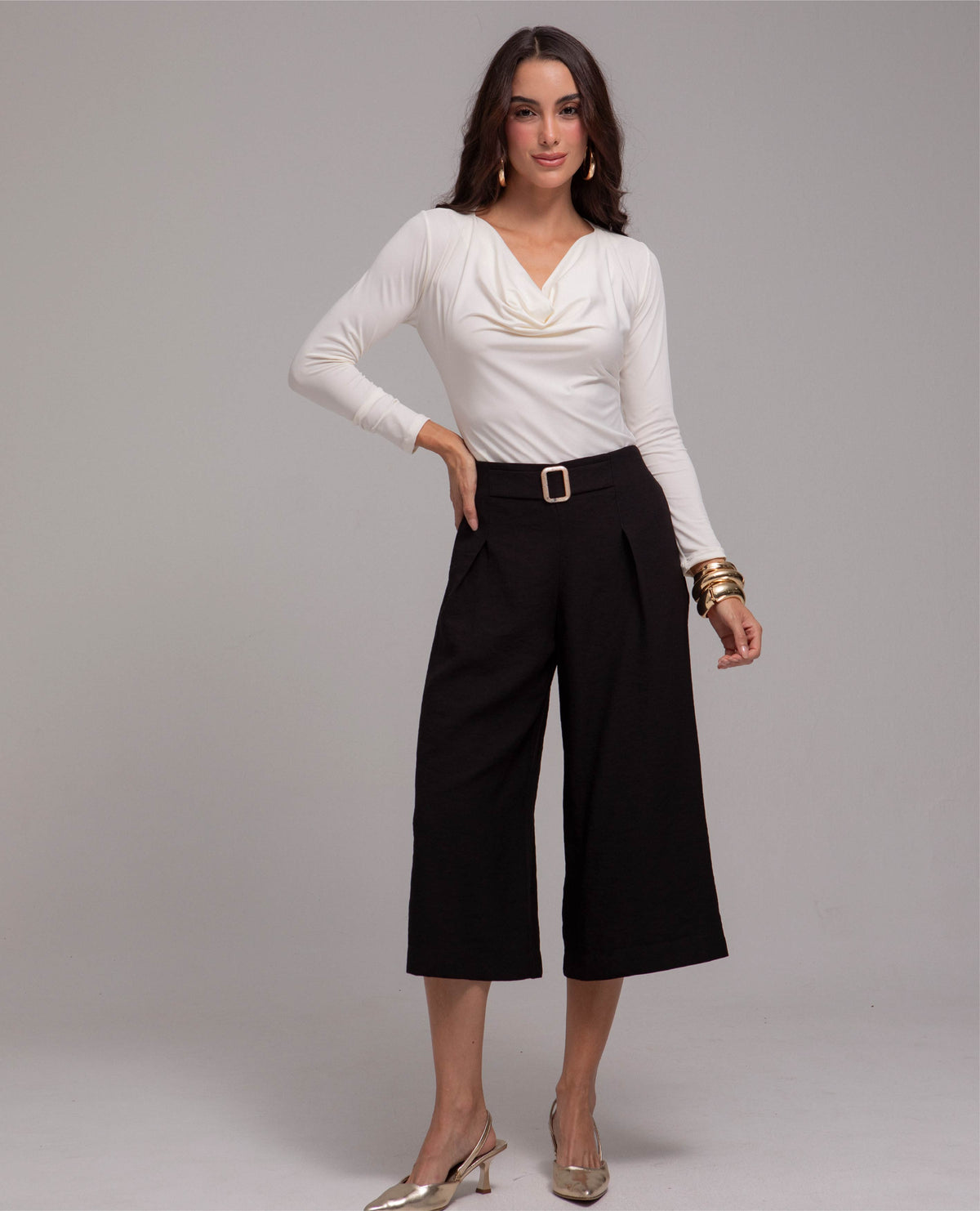 PANTALON CULOTTE PARA MUJER NEGRO CON PRENSES Y HEBILLA EN CONTRASTE Adrissa | Ropa para mujer Pantalones