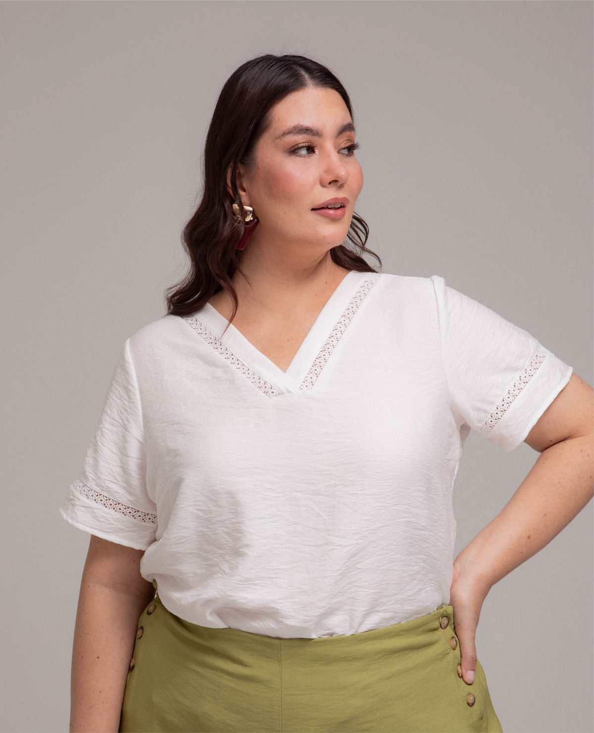 BLUSA MANGA CORTA TALLAS GRANDES ESCOTE V CON BOLILLOS Adrissa | Ropa para mujer Blusas
