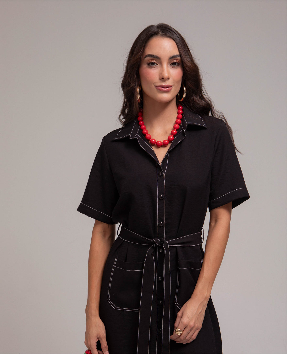 VESTIDO NEGRO PARA MUJER CAMISERO CON PESPUNTES EN CONTRASTE CON BOLSILLOS Adrissa | Ropa para mujer Vestidos