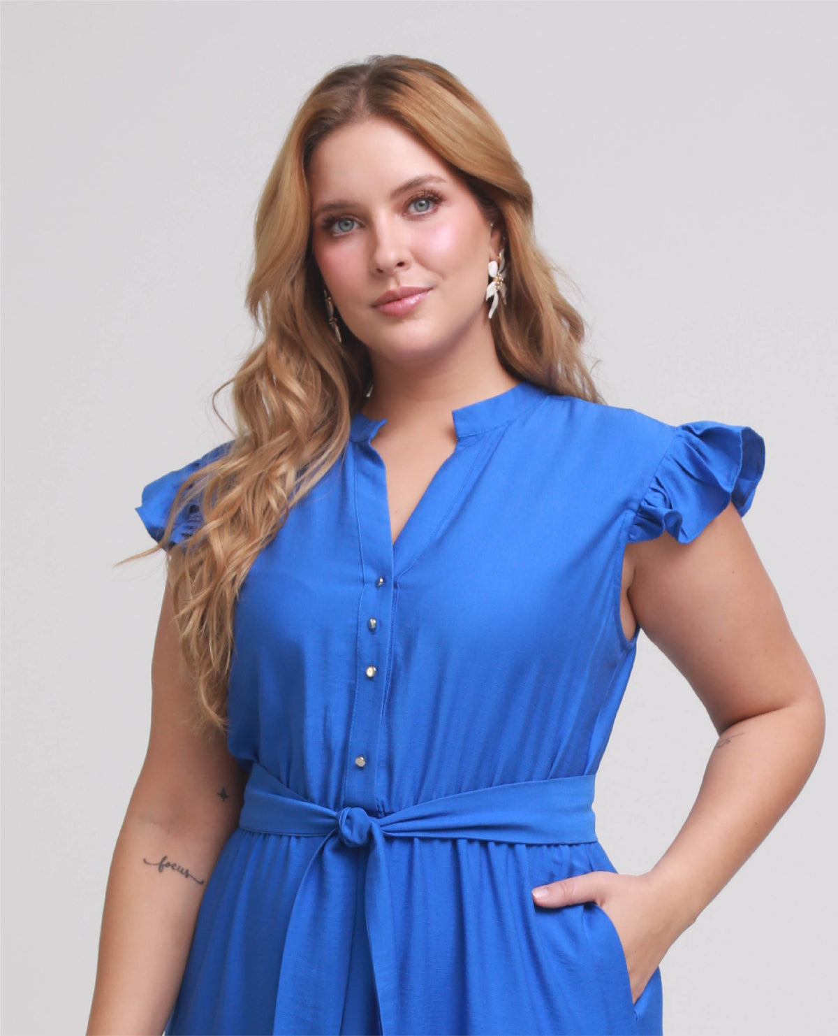 VESTIDO MIDI TALLAS GRANDES ESCOTE V FALDA CON FAROLES Y BOLSILLOS Adrissa | Ropa para mujer Vestidos