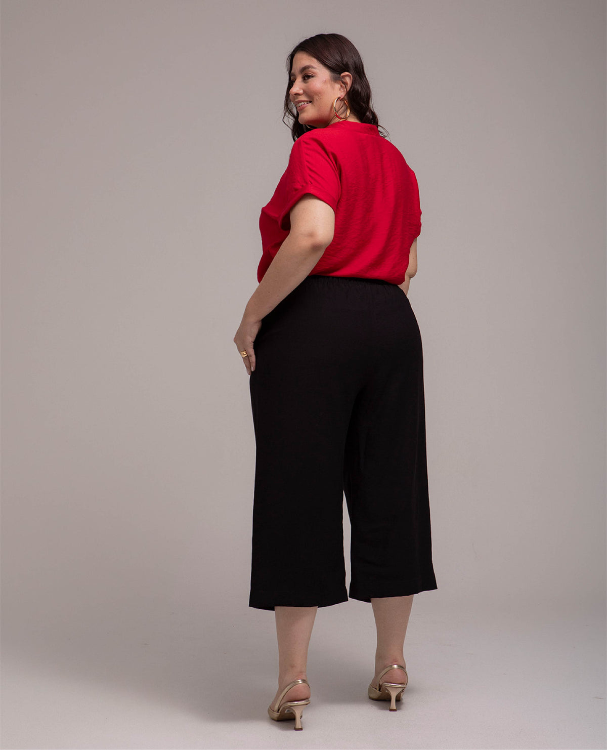 PANTALON CULOTTE TALLAS GRANDES NEGRO CON PRENSES Y HEBILLA EN CONTRASTE Adrissa | Ropa para mujer Pantalones