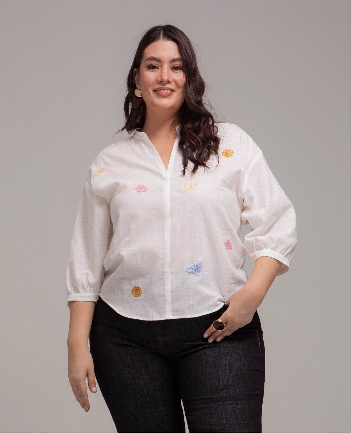 CAMISA MANGA 3/4 TALLAS GRANDES CON FLORES DE LOTO BORDADAS EN FRENTES Adrissa | Ropa para mujer Camisas