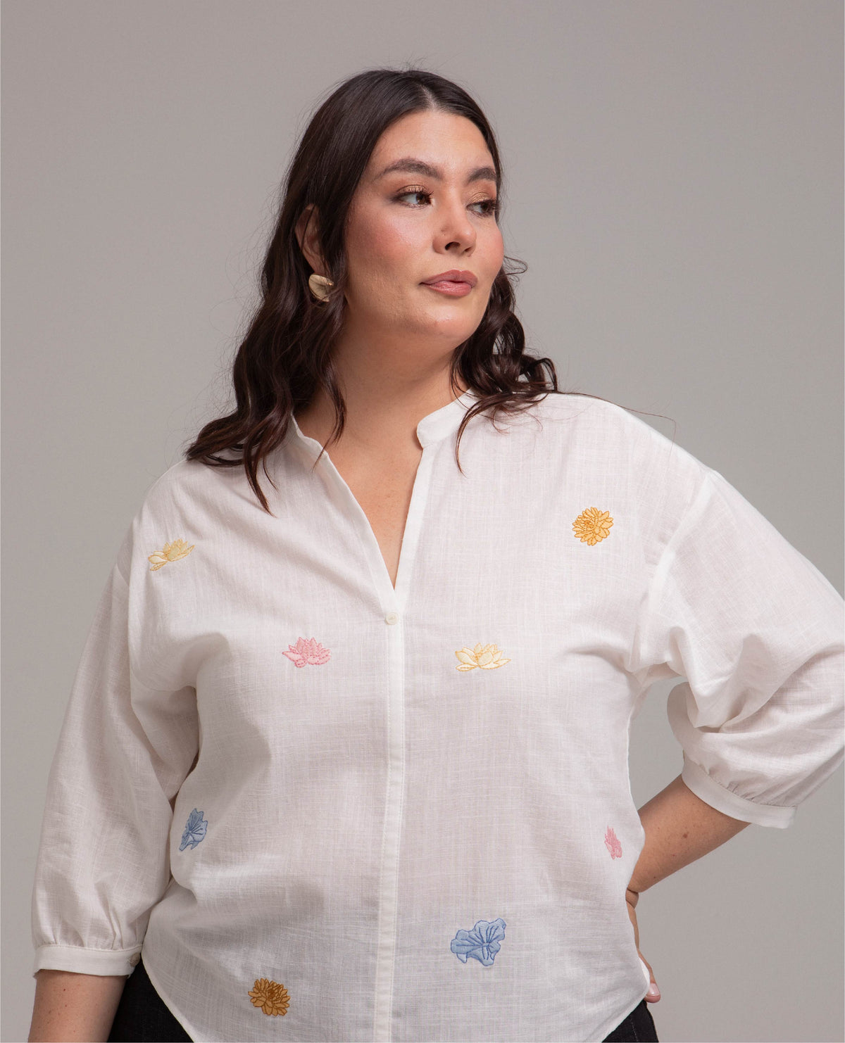 CAMISA MANGA 3/4 TALLAS GRANDES CON FLORES DE LOTO BORDADAS EN FRENTES Adrissa | Ropa para mujer Camisas