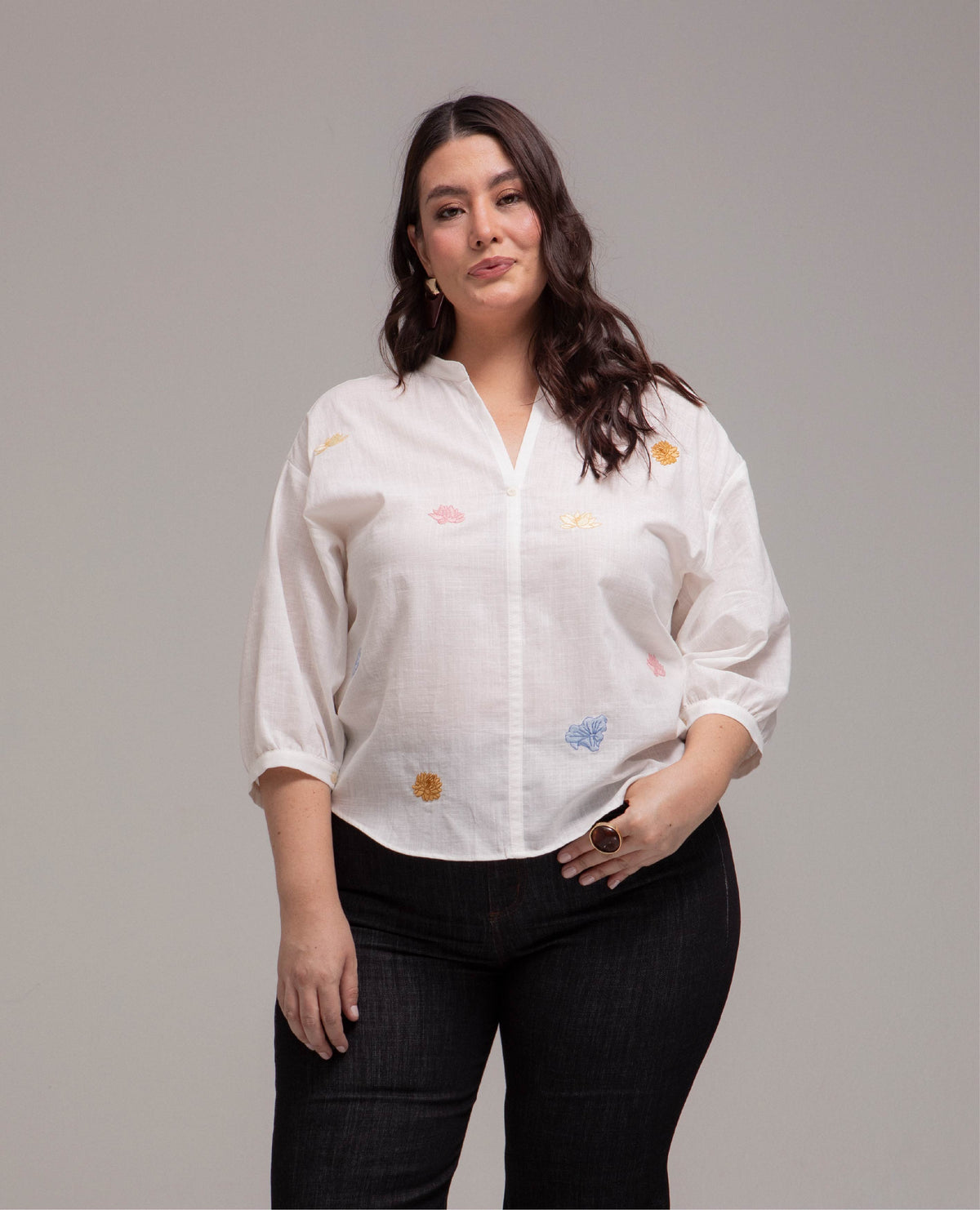 CAMISA MANGA 3/4 TALLAS GRANDES CON FLORES DE LOTO BORDADAS EN FRENTES Adrissa | Ropa para mujer Camisas