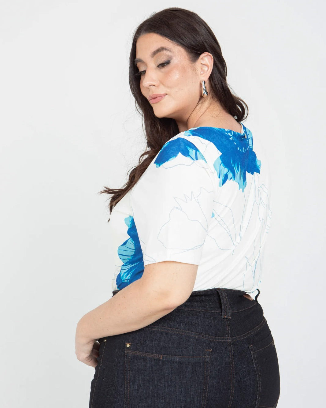 CAMISETA ESTAMPADA TALLAS GRANDES ESCOTE V ENTALEGADO MANGA CORTA 16 IVORY Adrissa | Ropa para mujer Blusas