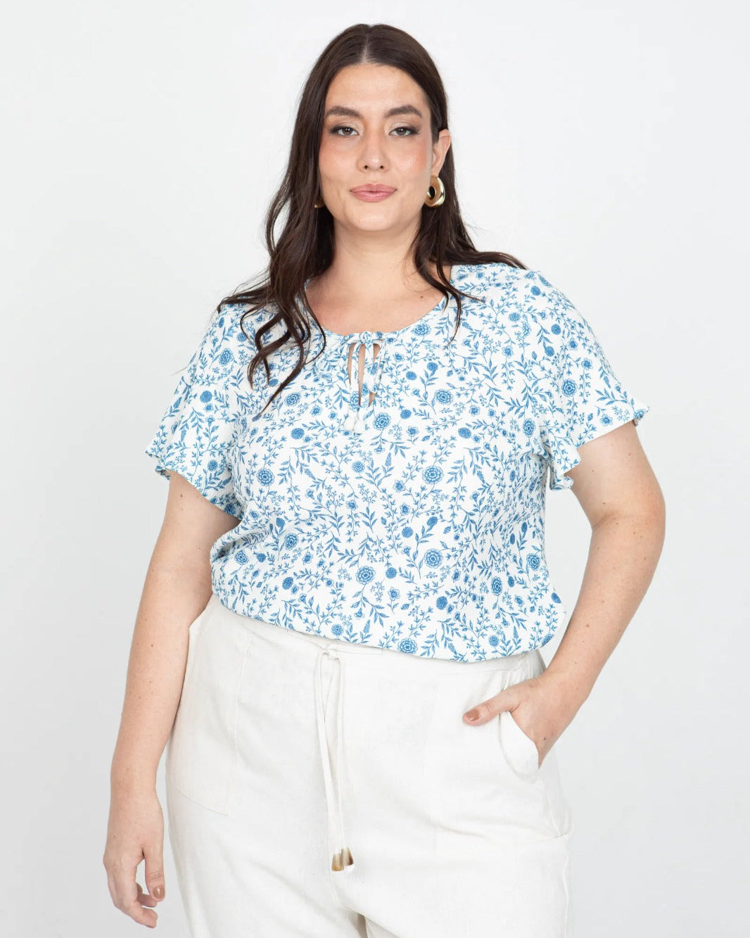 BLUSA ESTAMPADA TALLAS GRANDES MANGA CORTA CON VUELO Y ANIUDADO EN ESCOTE 14 IVORY Adrissa | Ropa para mujer Blusas
