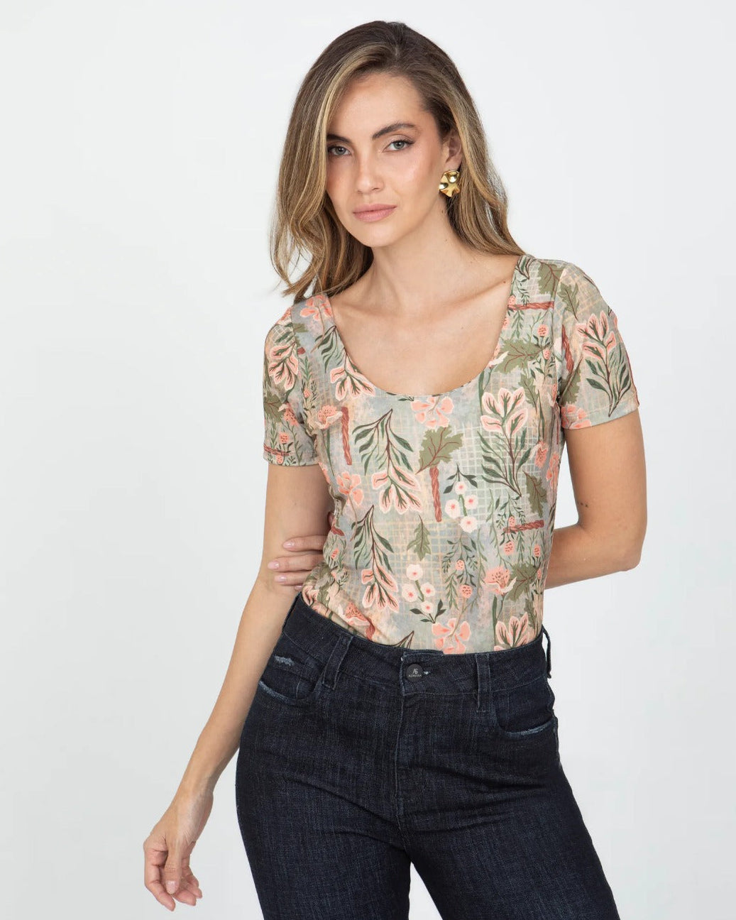 CAMISETA MANGA CORTA PARA MUJER CUELLO U ESTAMPADO FLORES EMPOLVADAS TAUPE Adrissa | Ropa para mujer Blusas