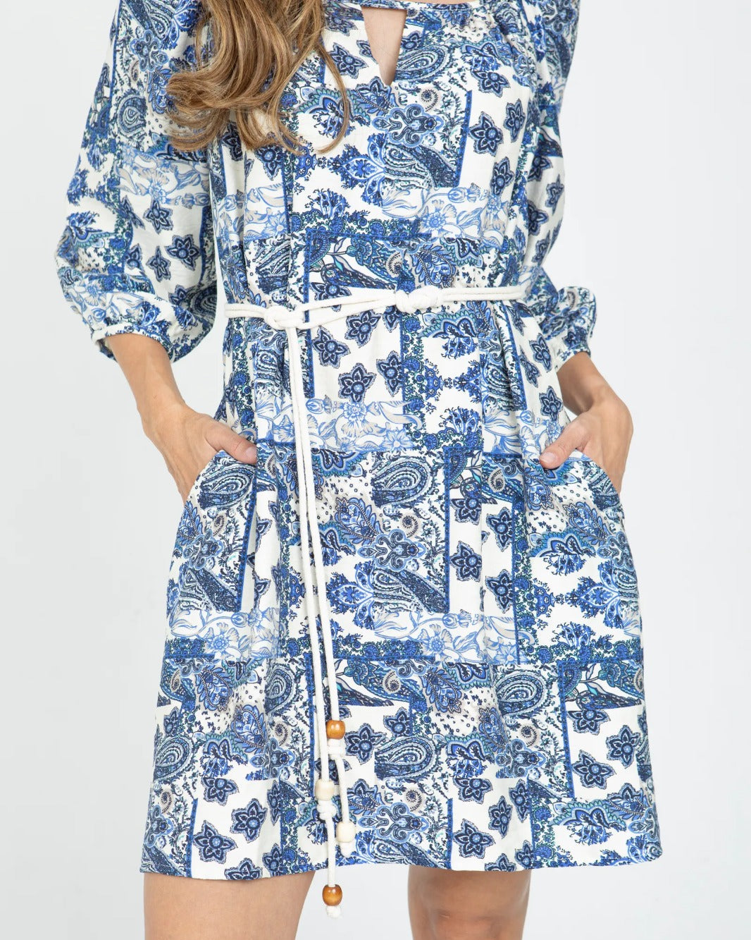 VESTIDO CORTO PARA MUJER ESTAMPADO PAISLEY ESCOTE SEMI BANDEJA CON CINTURON 8 AZUL INDIGO Adrissa | Ropa para mujer Vestidos