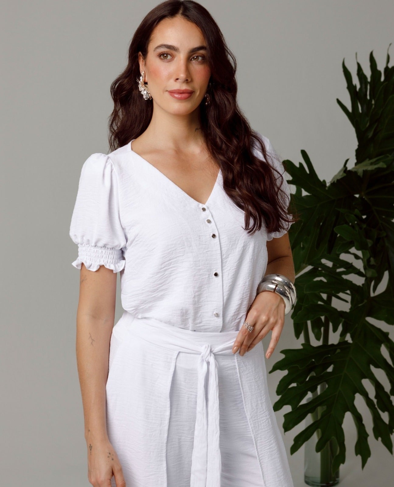 BLUSA BLANCA PARA MUJER ESCOTE V MANGA CORTA CON NIDO DE ABEJA Y BOTONES DORADOS BLANCO Adrissa | Ropa para mujer Blusas