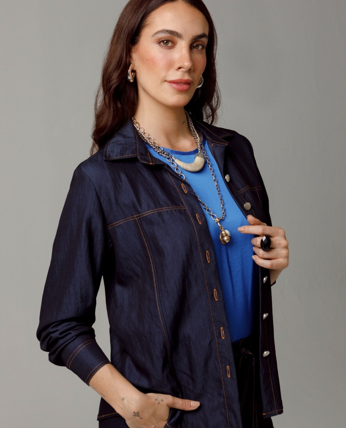 CAMISA MANGA LARGA PARA MUJER CORTES Y COSTURAS EN CONTRASTE Adrissa | Ropa para mujer Camisas