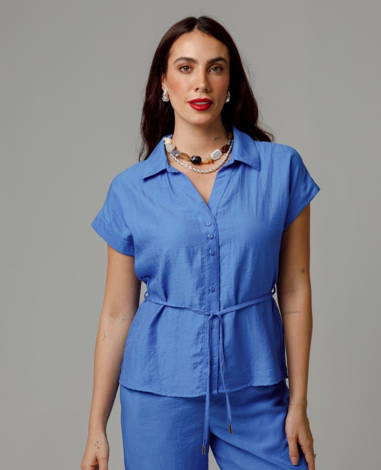 BLUSA MANGA CORTA PARA MUJER HOMBRO RODADO CON CINTURON Y PUNTERAS AZUL REY Adrissa | Ropa para mujer Blusas