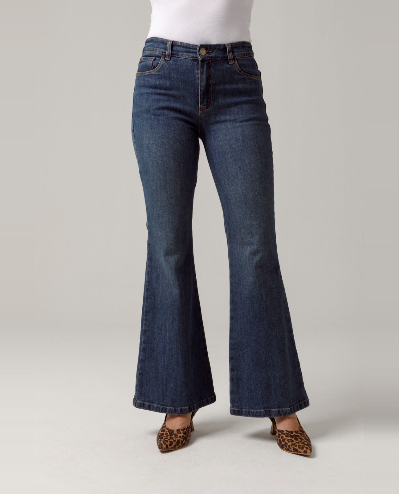JEAN FLARE PARA MUJER CINCO BOLSILLOS CON COSTURAS EN CONTRASTE AZUL INDIGO Adrissa | Ropa para mujer Jeans