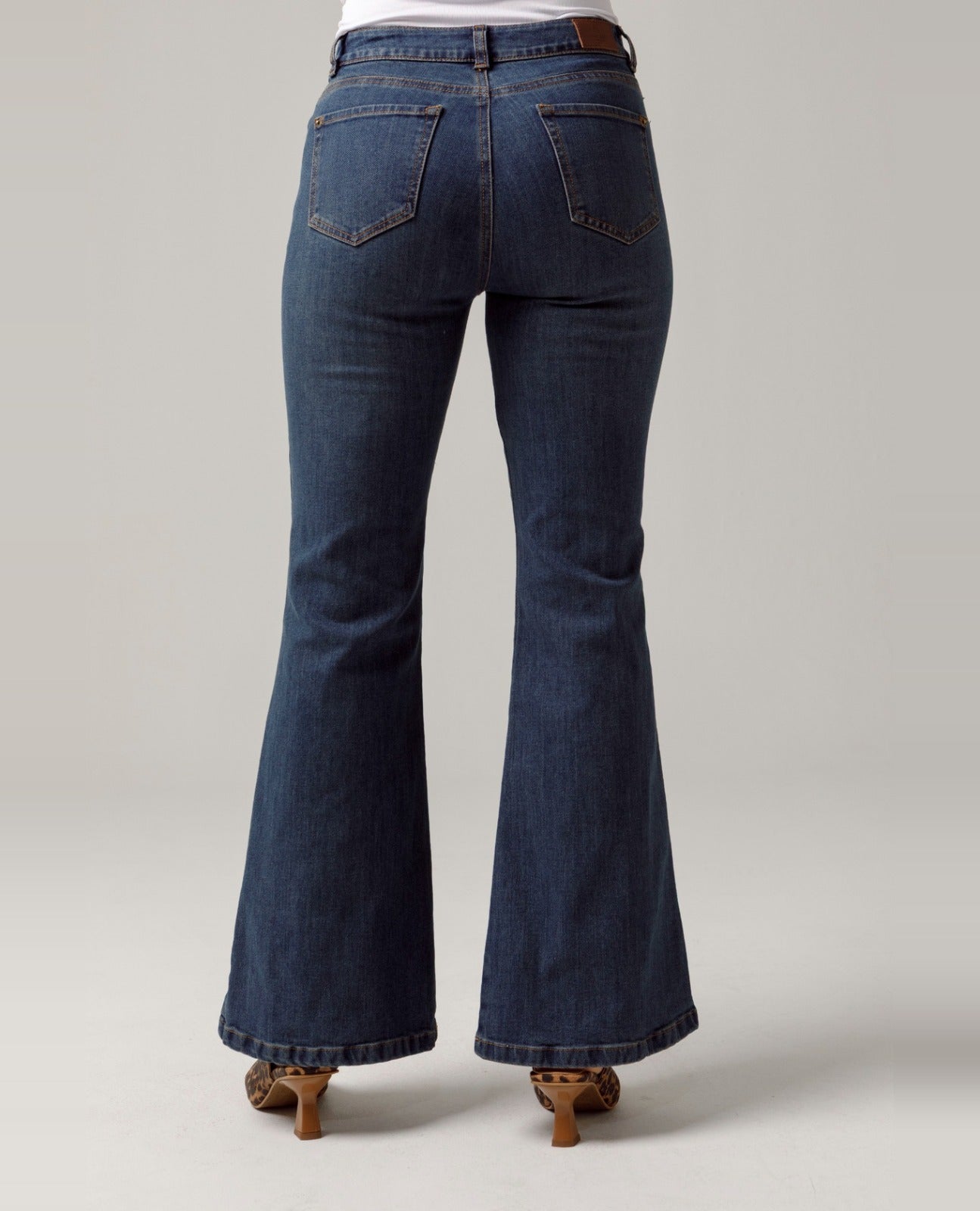 JEAN FLARE PARA MUJER CINCO BOLSILLOS CON COSTURAS EN CONTRASTE Adrissa | Ropa para mujer Jeans