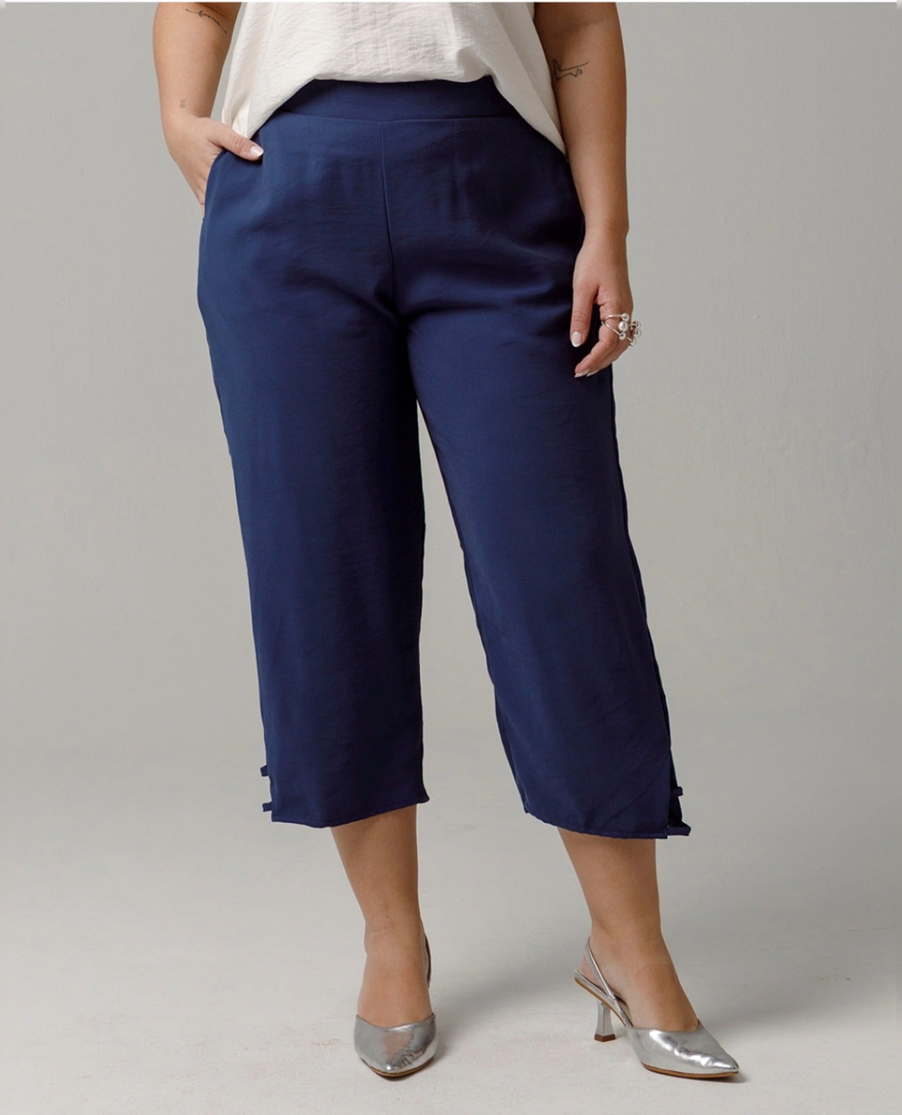 PANTALON CAPRI TALLAS GRANDES CON BOLSILLOS LATERALES DETALLES DE SESGO EN BOTA AZUL INDIGO Adrissa | Ropa para mujer Pantalones