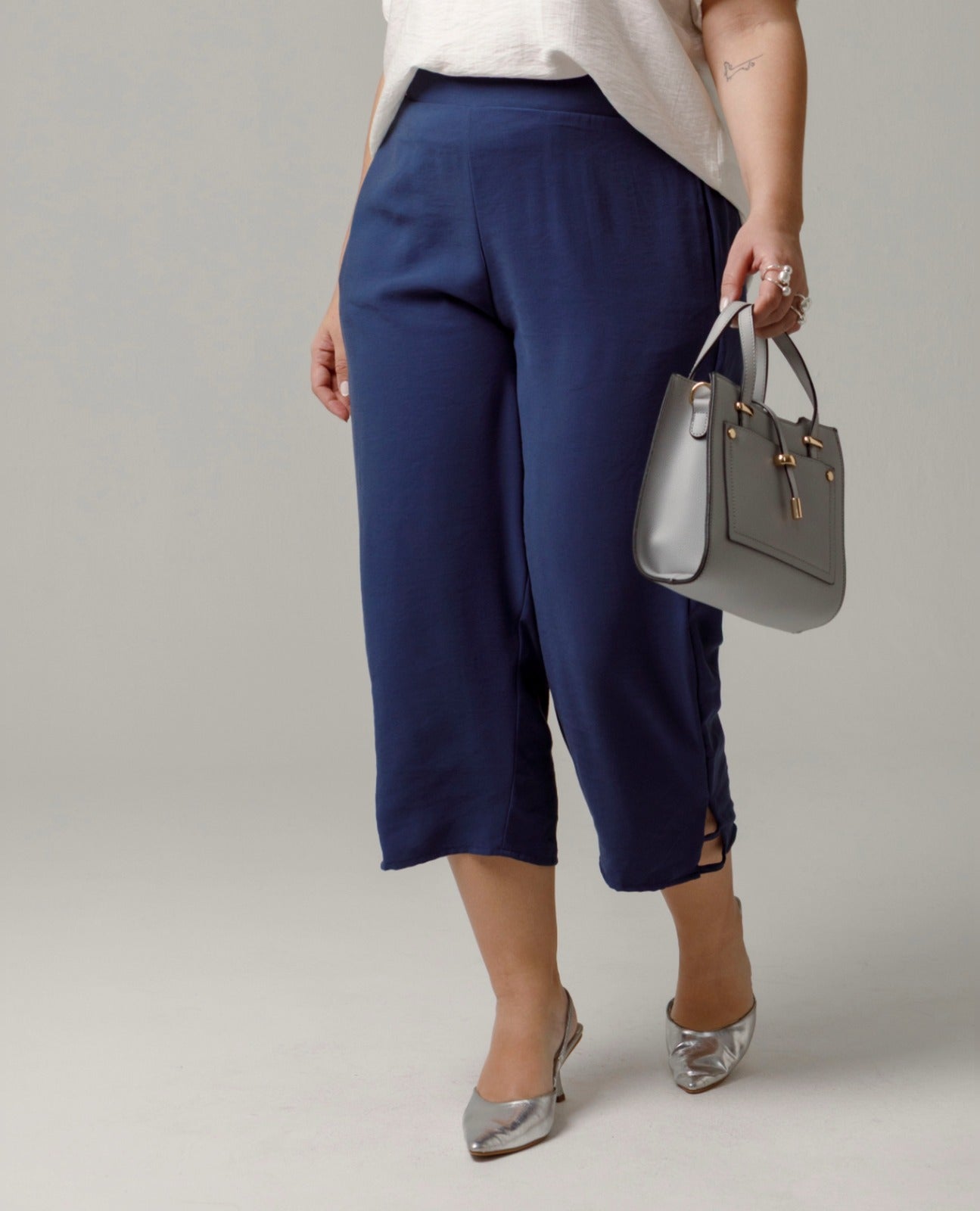 PANTALON CAPRI TALLAS GRANDES CON BOLSILLOS LATERALES DETALLES DE SESGO EN BOTA Adrissa | Ropa para mujer Pantalones