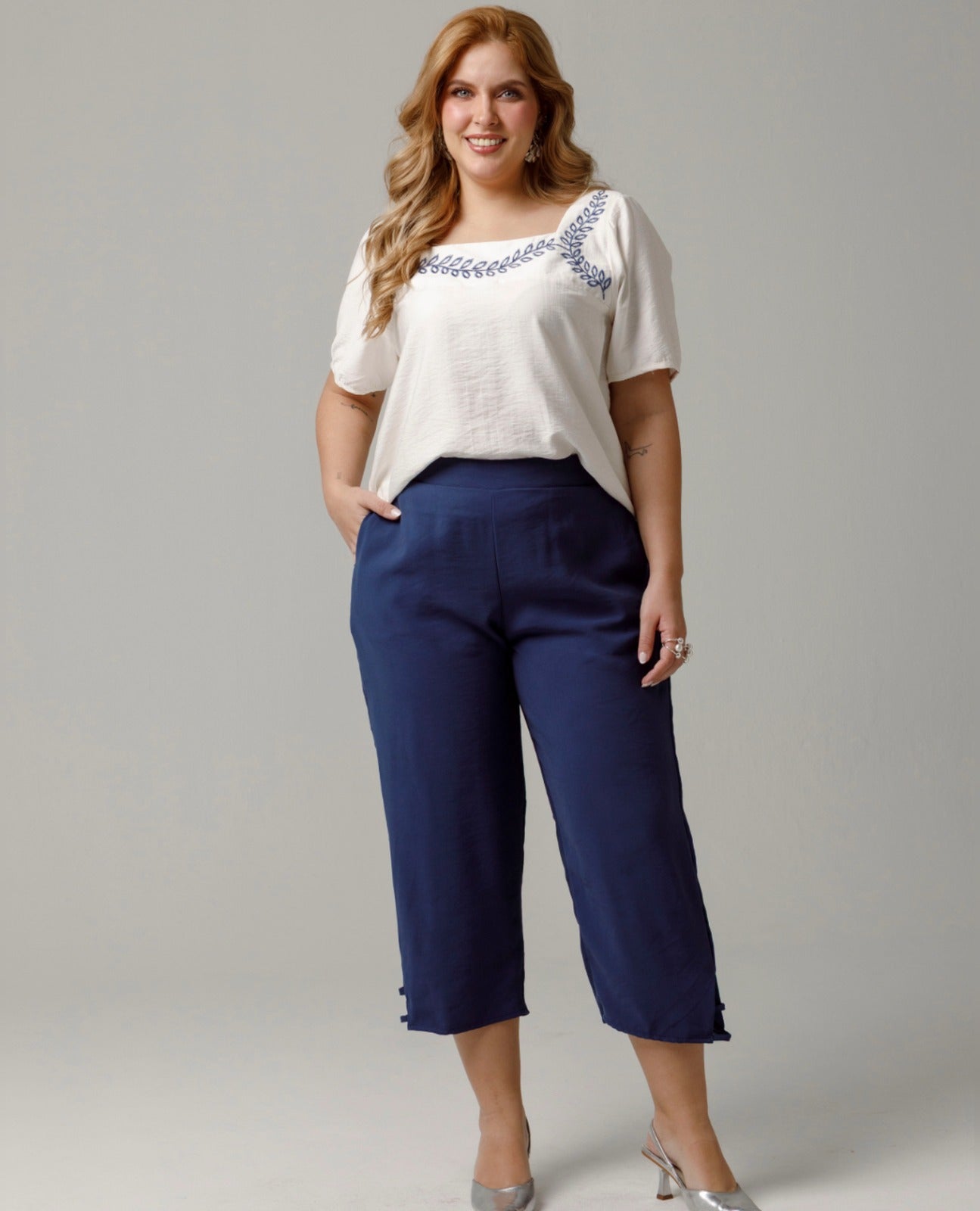 PANTALON CAPRI TALLAS GRANDES CON BOLSILLOS LATERALES DETALLES DE SESGO EN BOTA Adrissa | Ropa para mujer Pantalones