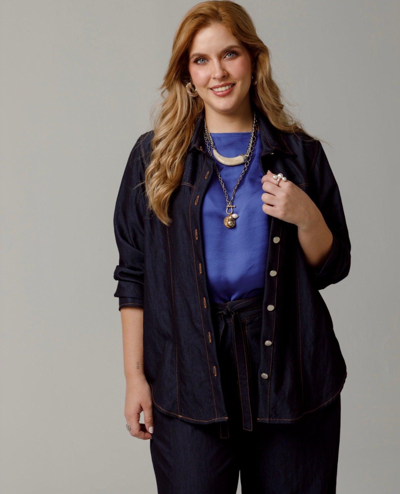 CAMISA MANGA LARGA TALLAS GRANDES CORTES Y COSTURAS EN CONTRASTE AZUL OSCURO Adrissa | Ropa para mujer Camisas