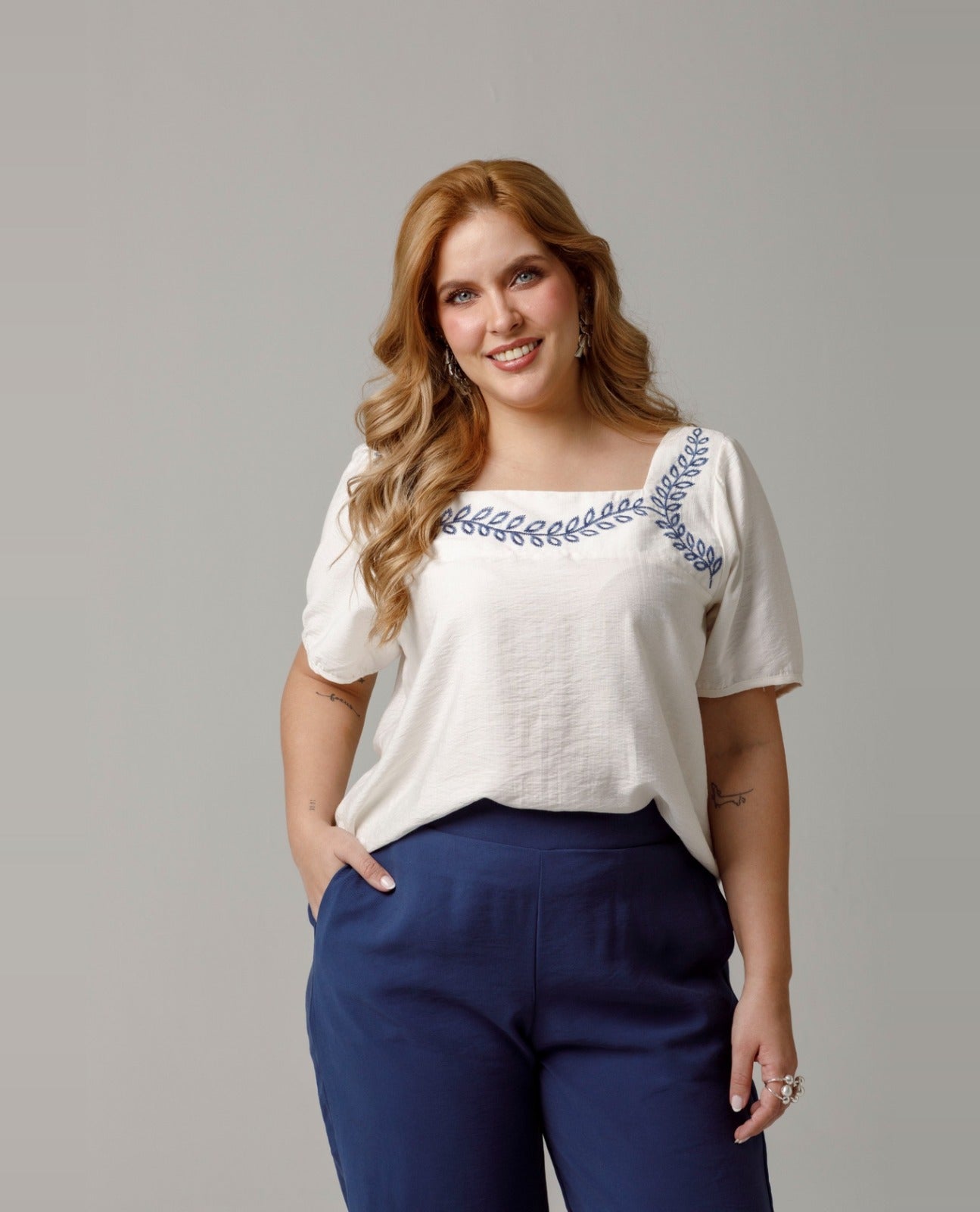 BLUSA CON BORDADO TALLAS GRANDES ESCOTE CUADRADO MANGA CORTA IVORY Adrissa | Ropa para mujer Blusas